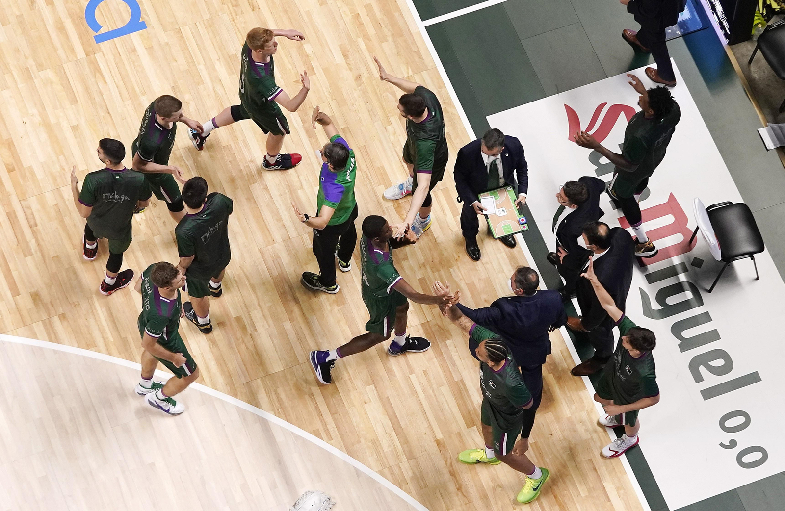 Los jugadores del Unicaja, antes de un tiempo muerto en el Carpena.