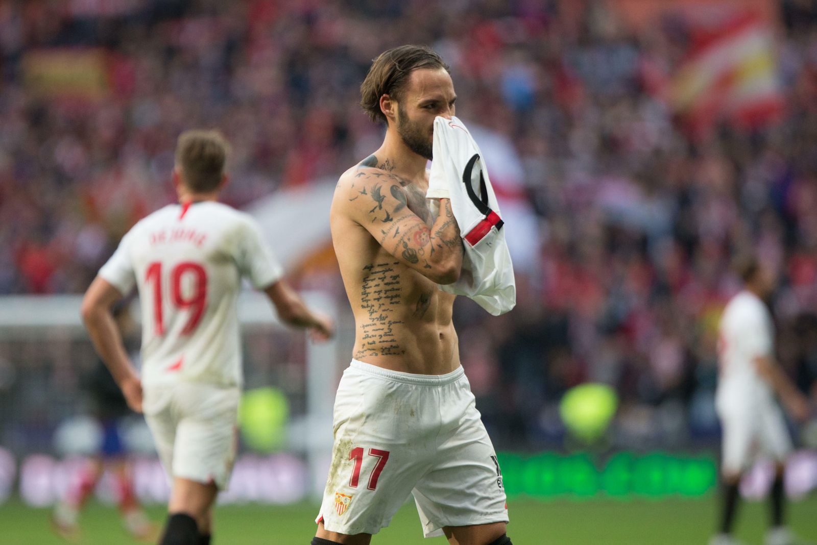 Gudelj se enjuga la cara de sudor a la finalización del partido en el Wanda.