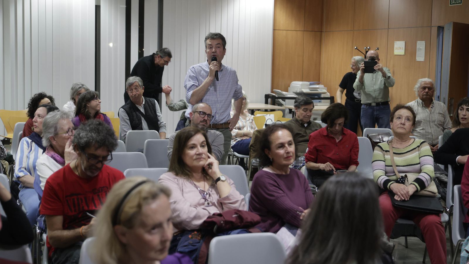 n momento del debate con la participación de los asistentes.