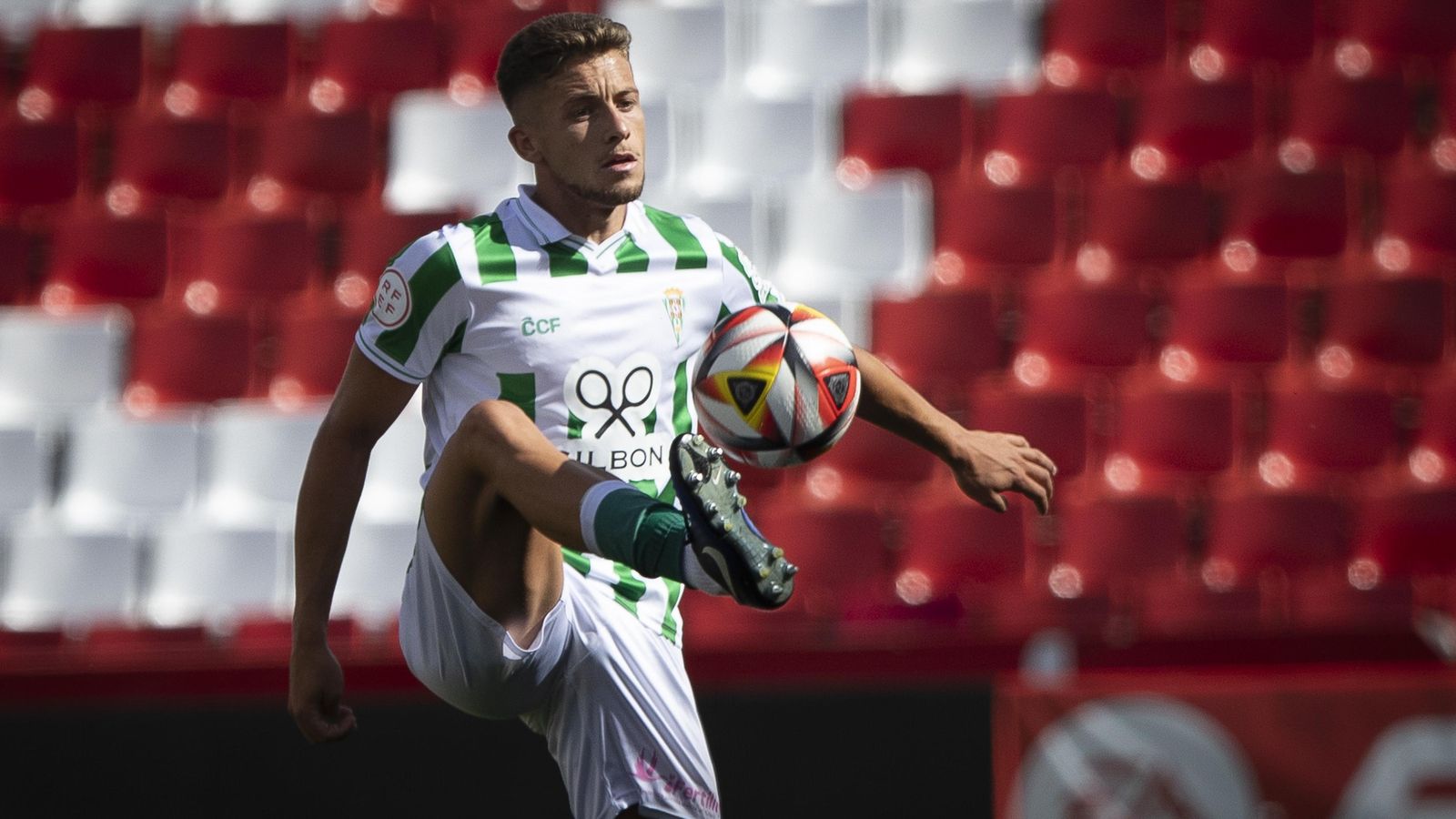Isma Ruiz controla el balón en el Córdoba CF - Recreativo Granada. Isma Ruiz controla el balón en el Córdoba CF - Recreativo Granada.
