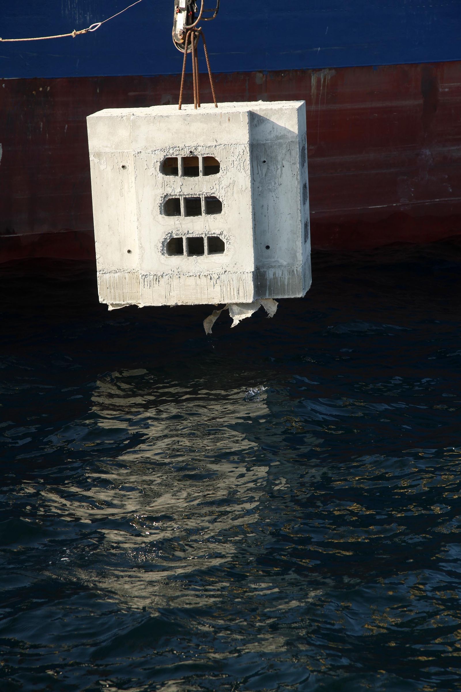 Bloque de hormigón hueco de dos toneladas.