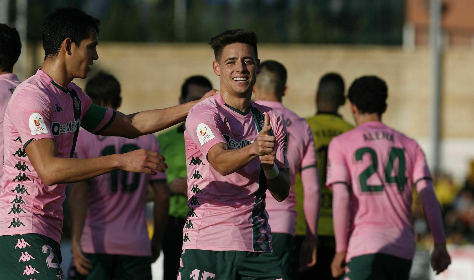 Álex Moreno celebra el primer gol bético.
