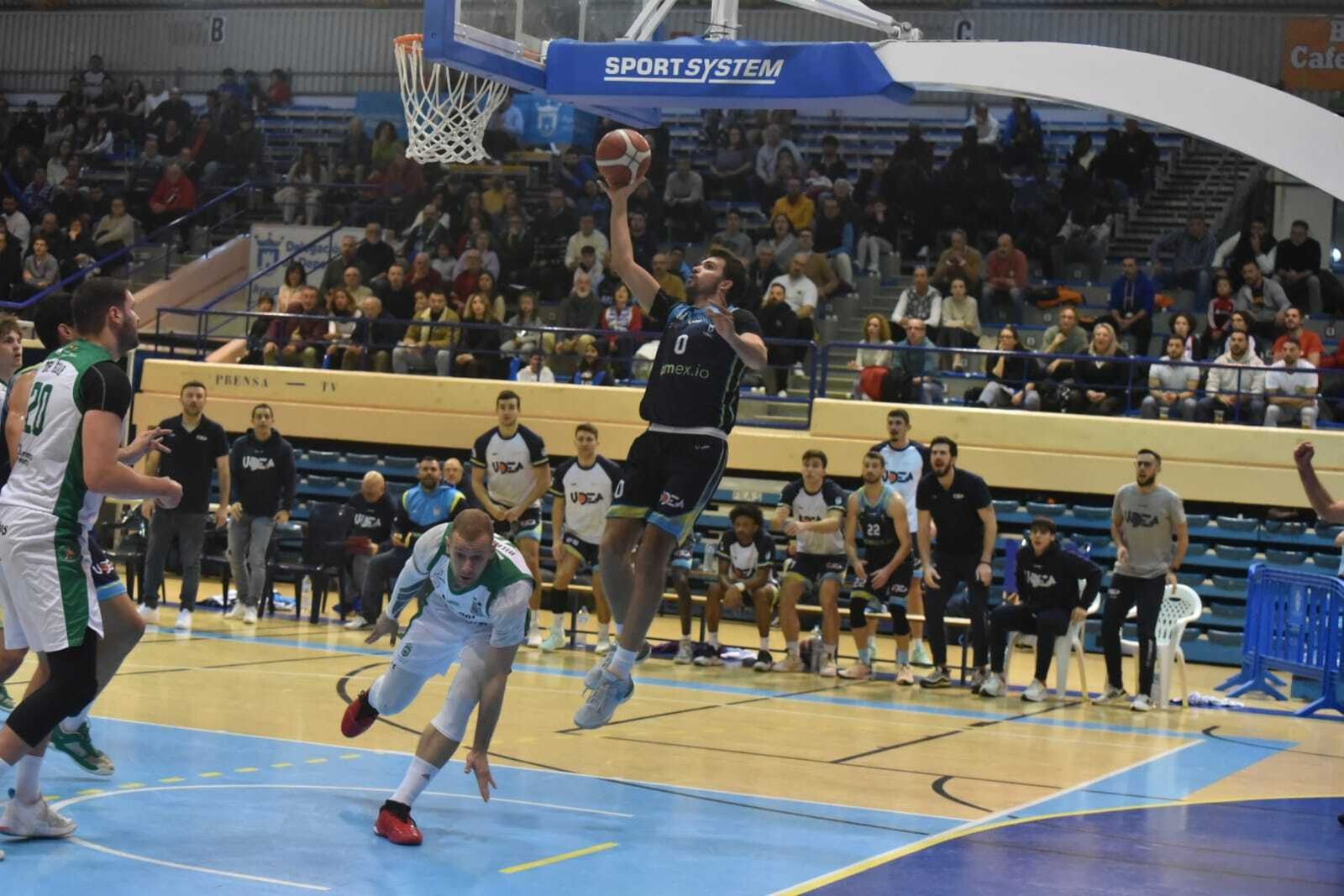 El sevillano Sergio Cecilia se dispone a dejar una bandeja