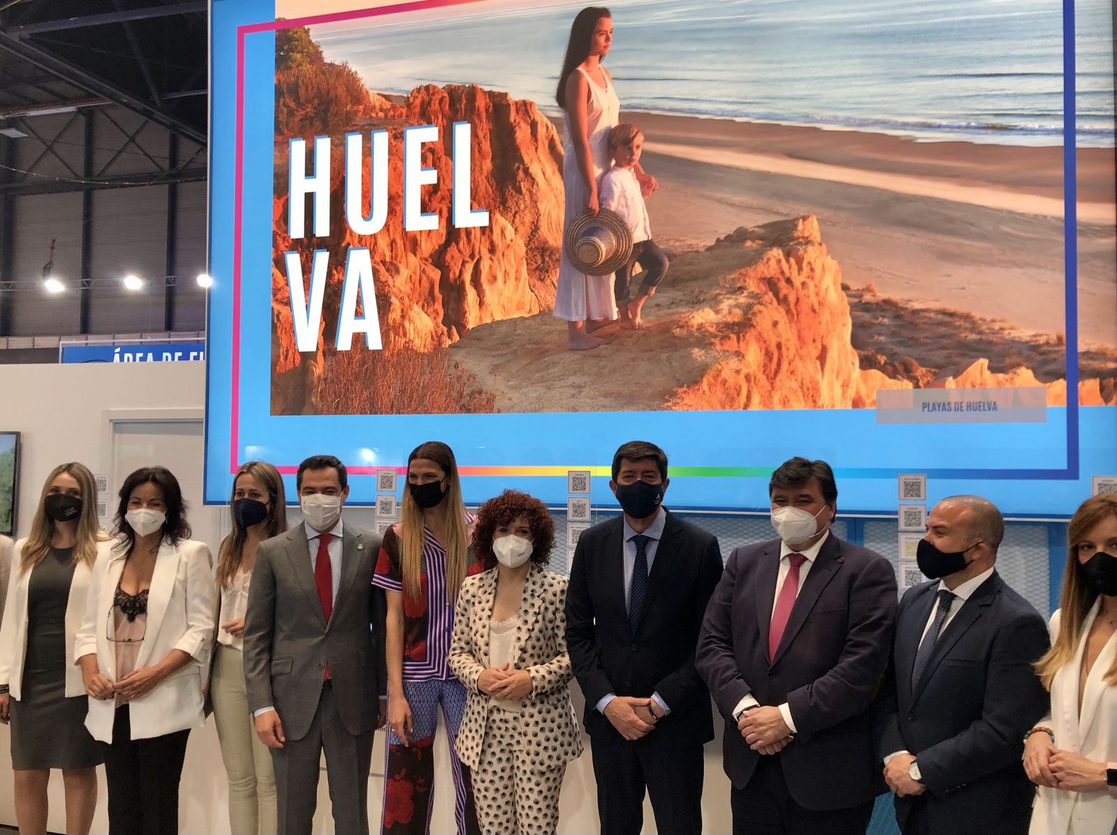 Foto de familia de las autoridades tras la presentación de Huelva en Fitur.