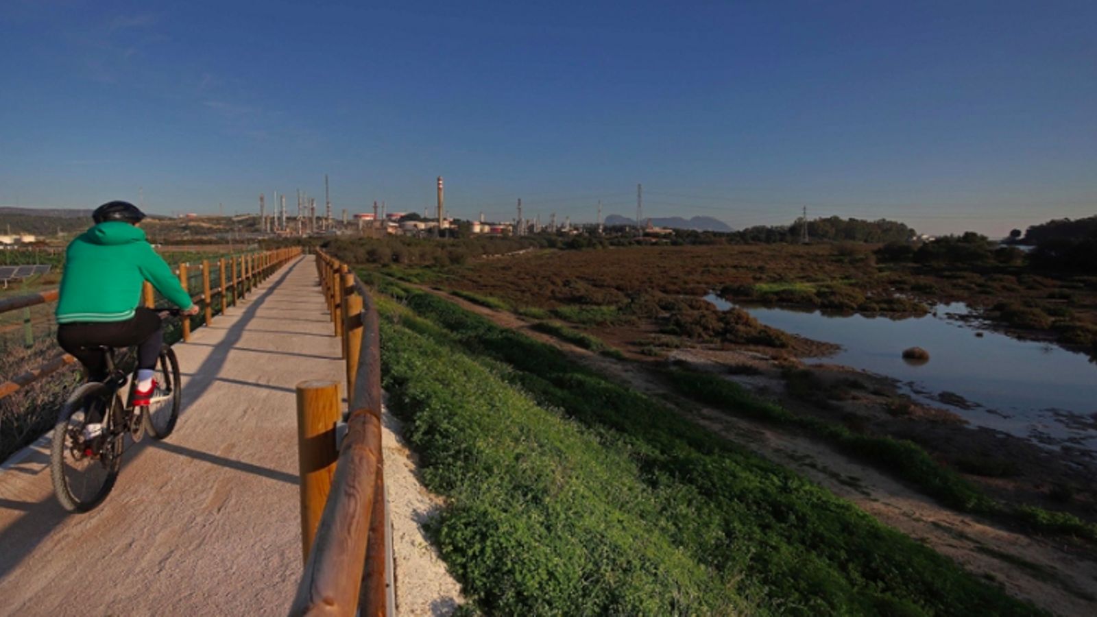 Un ciclista por el sendero Madrevieja de San Roque