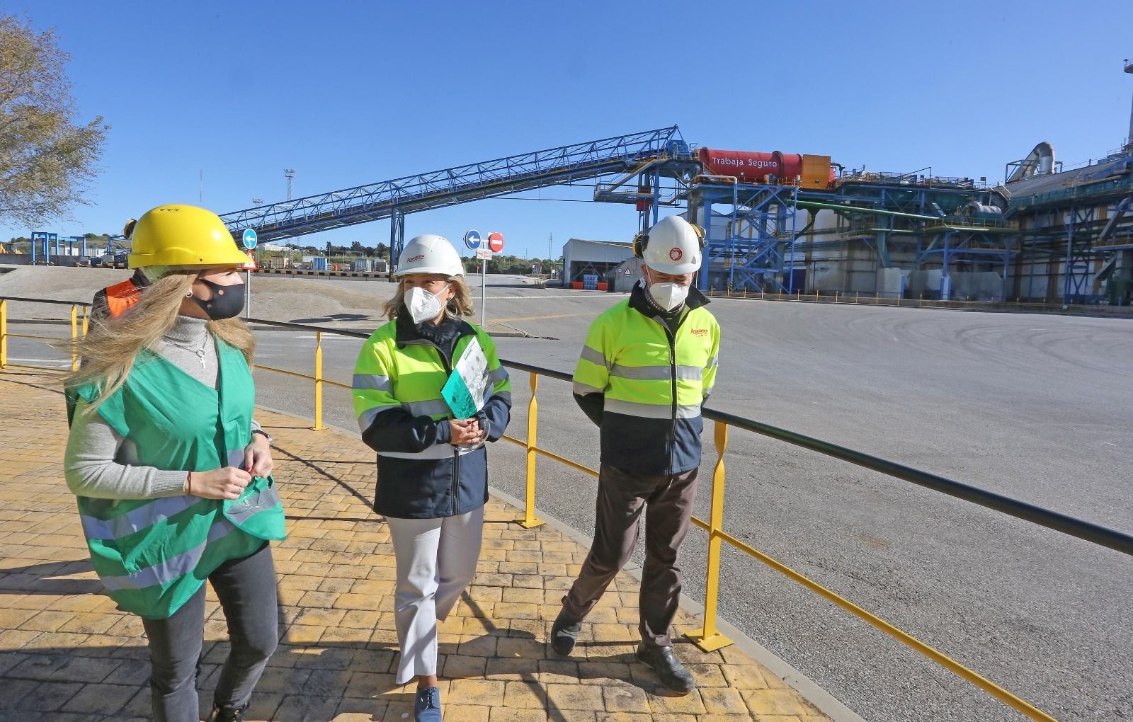 Ana Mestre, durante una visita a las instalaciones de Azucarera en el polígono El Portal.