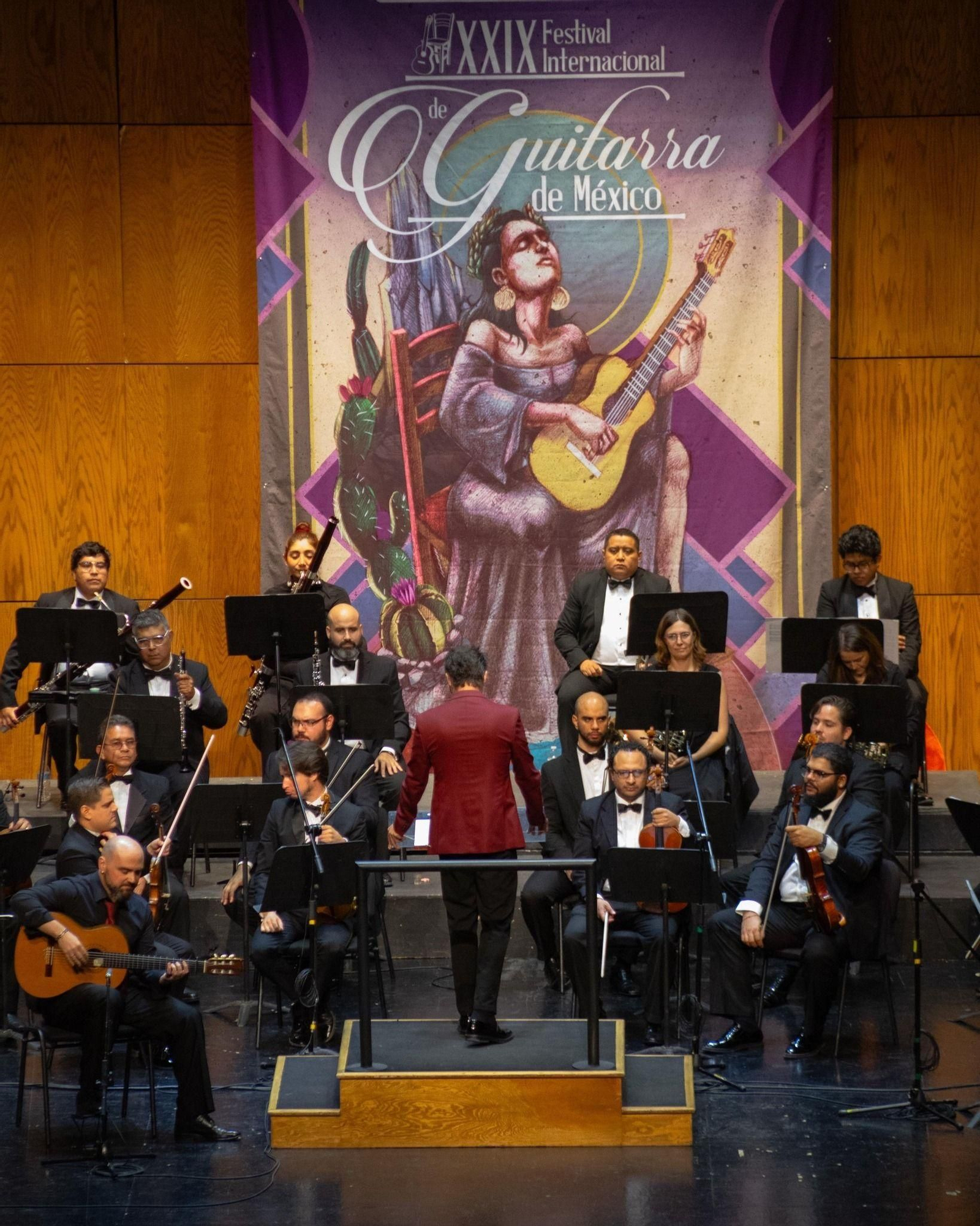 Santiago Lara, acompañado por la Orquesta Filarmónica del Desierto.