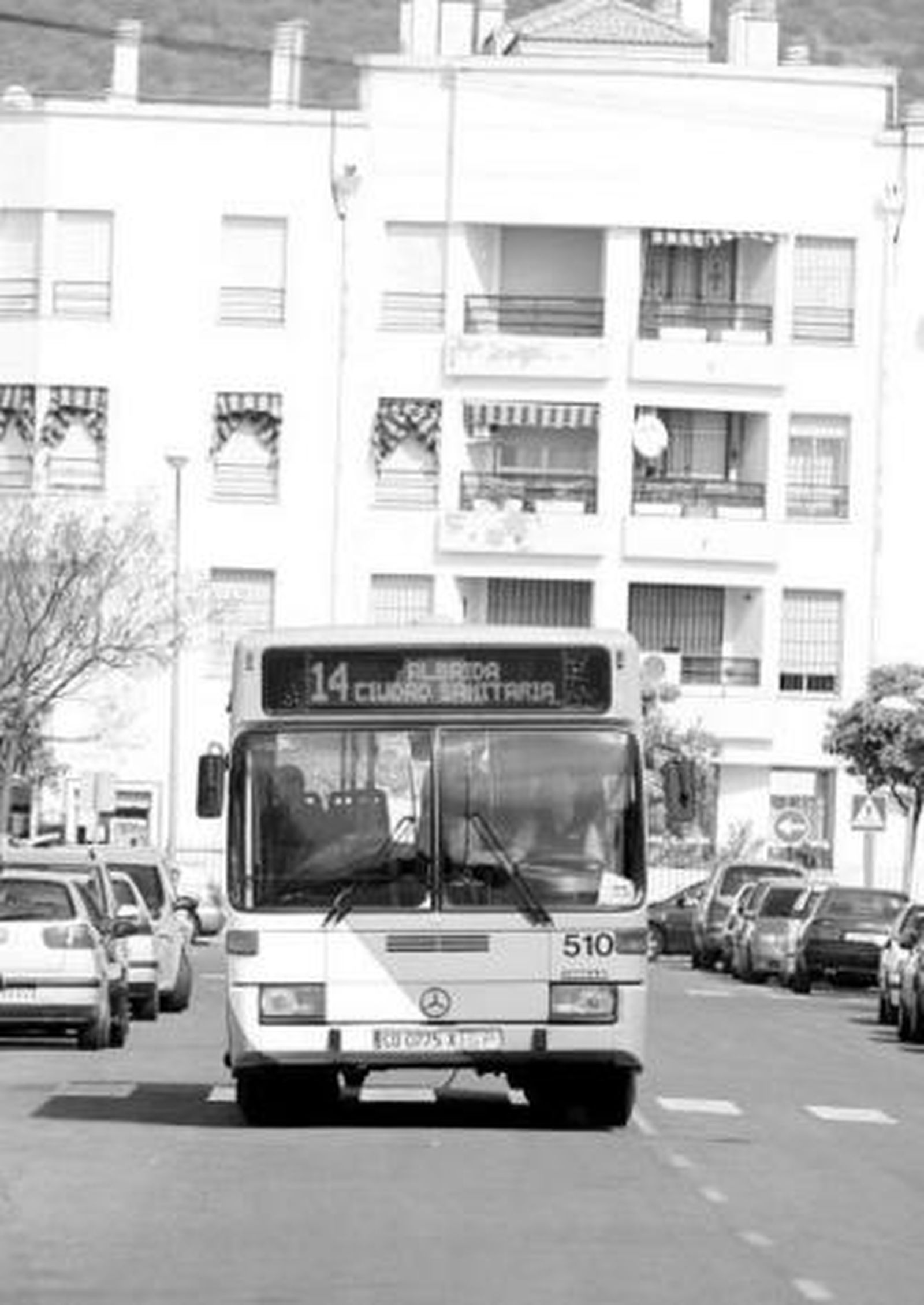 Un autobús de la línea 14 circula por la ciudad.