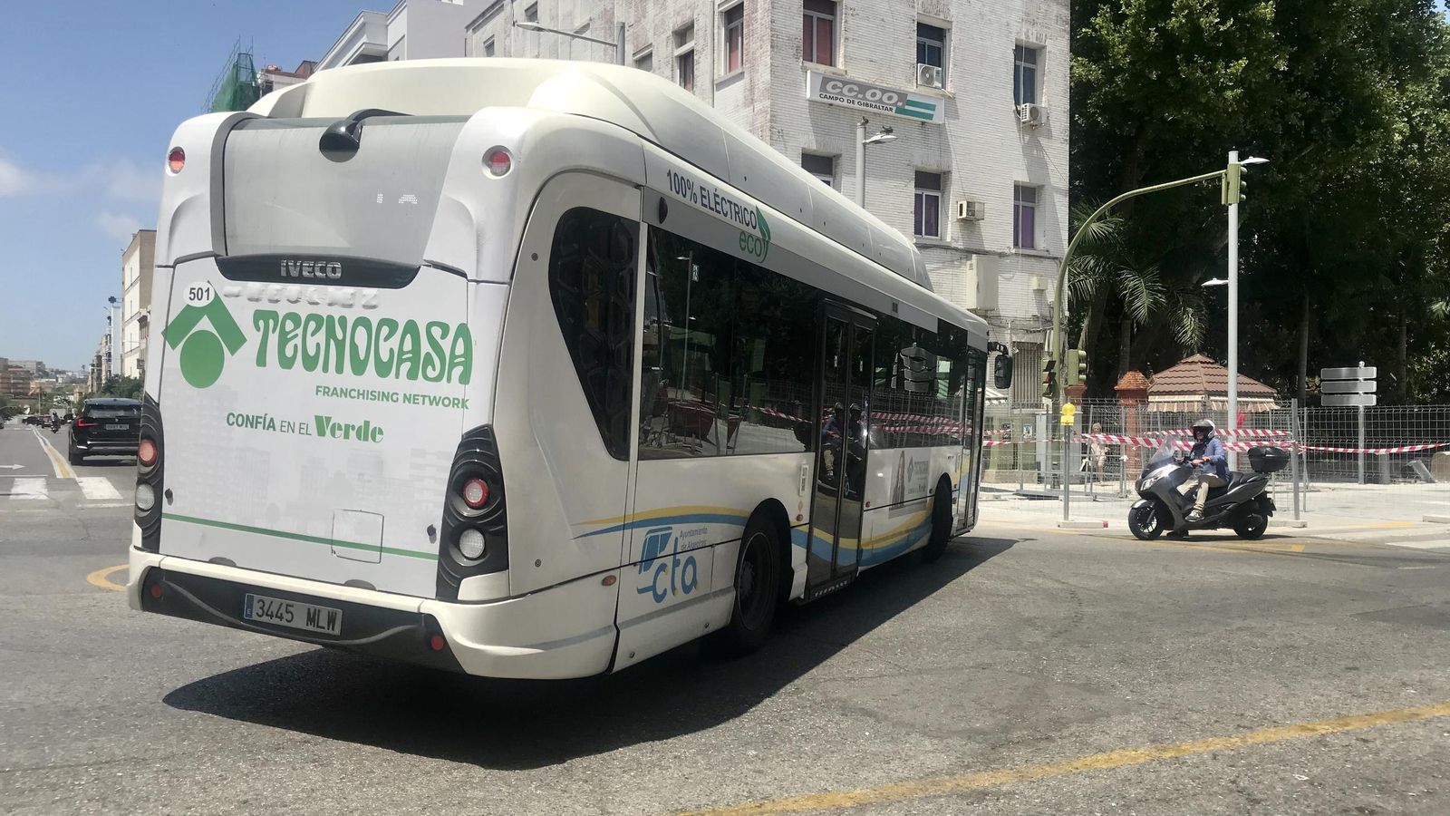 Un autobús gira desde la avenida Blas Infante hasta las Fuerzas Armadas de Algeciras. Un autobús gira desde la avenida Blas Infante hasta las Fuerzas Armadas de Algeciras.