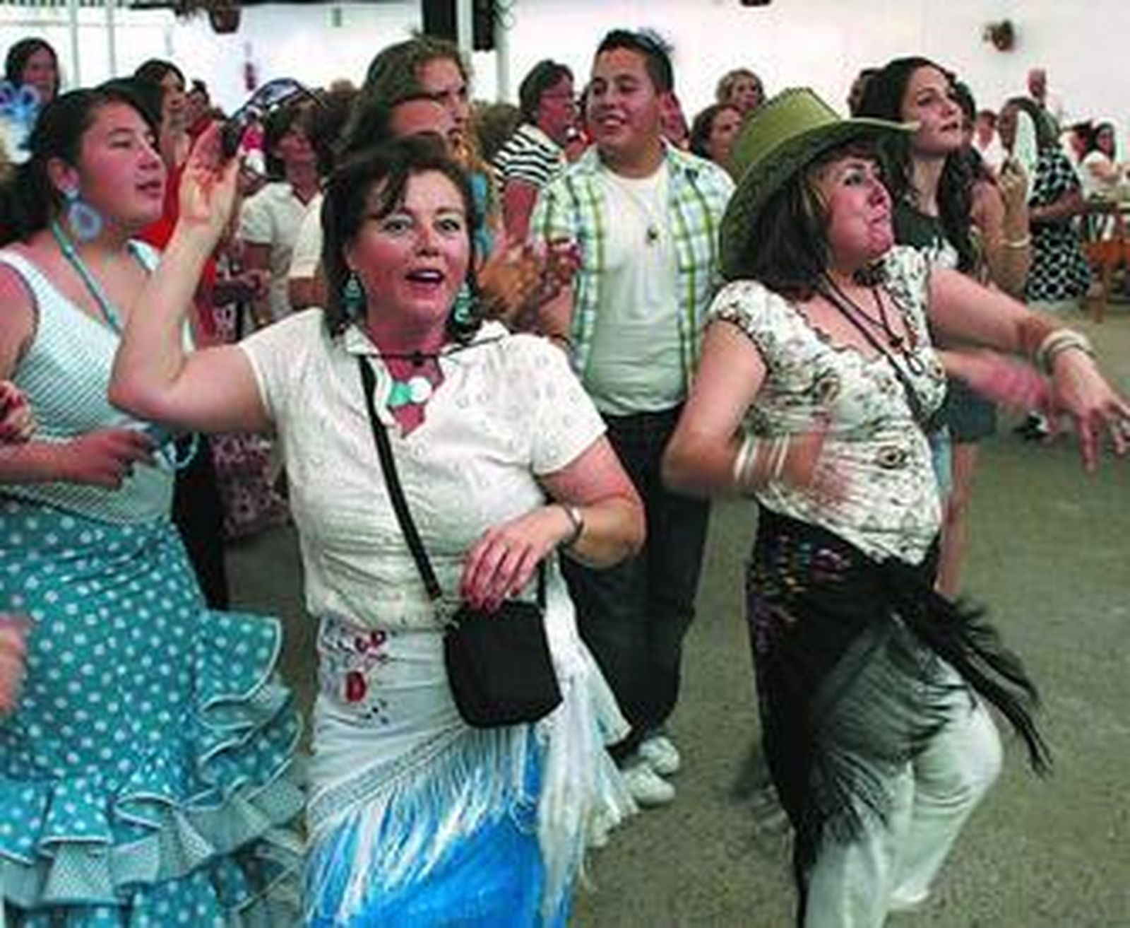 Un grupo de mujeres baila en la caseta de La Gineta.