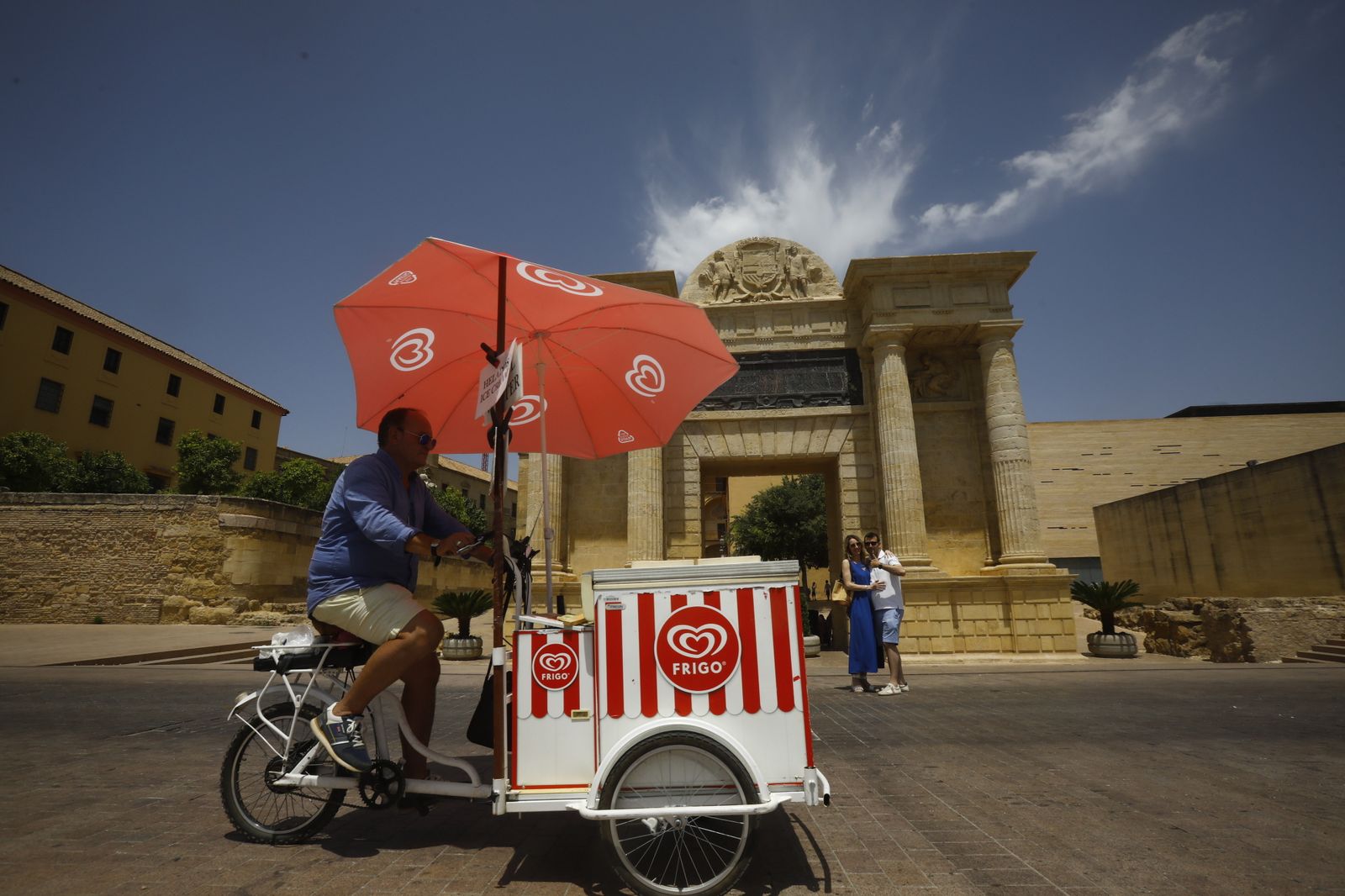 Imágenes de la ola de calor en Córdoba: sombreros, paraguas y fuentes para sobrevivir al aviso naranja