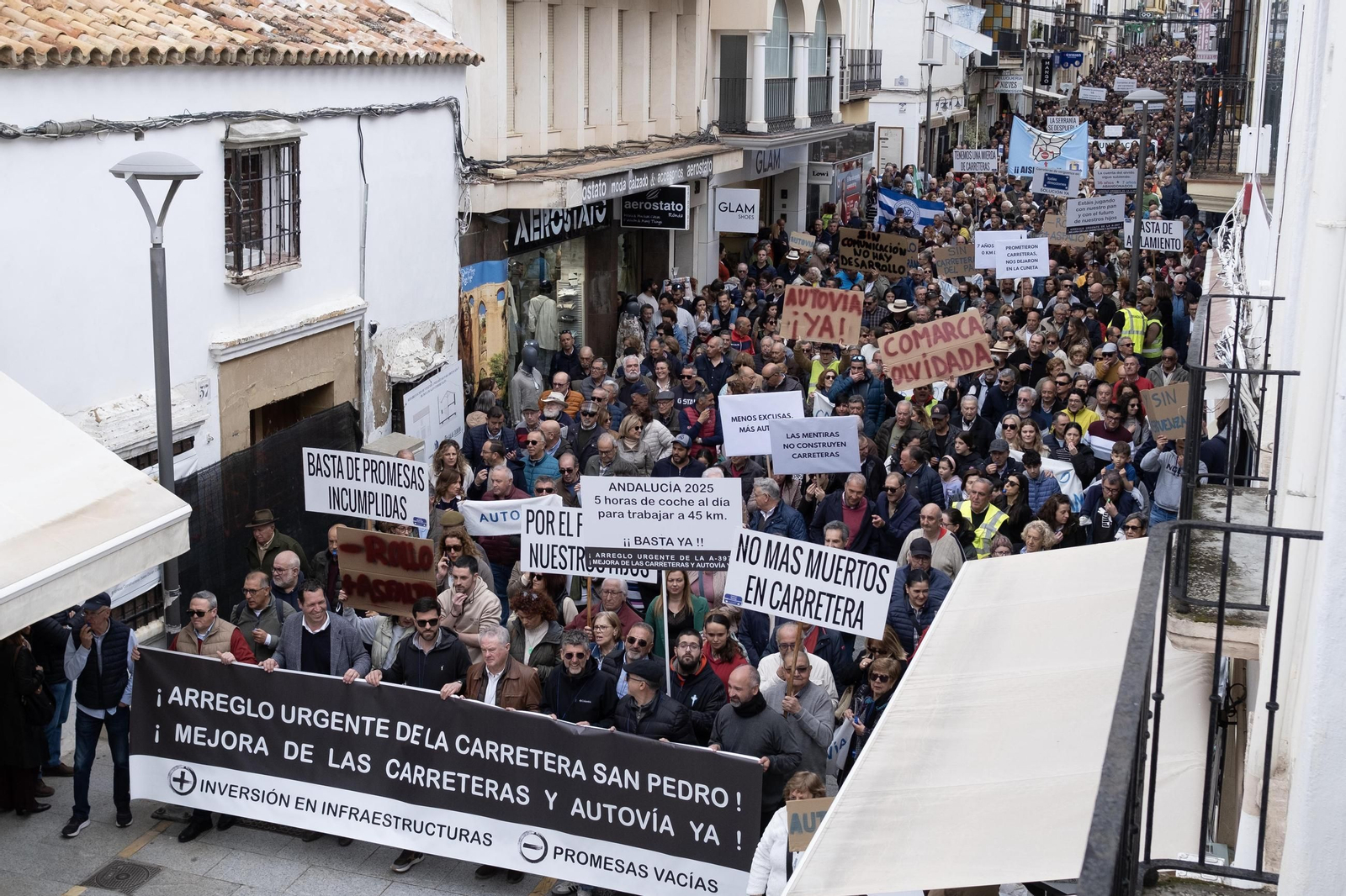 Manifestación por la mejora de las carreteras de la Serranía de Ronda, en fotos