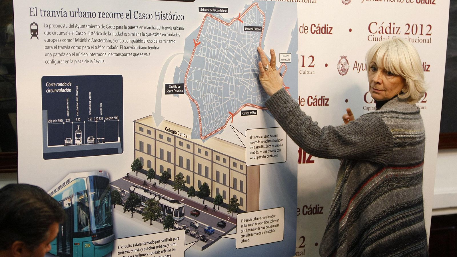 Teófila Martínez, en 2011, presentando el proyecto del tranvía para Cádiz.