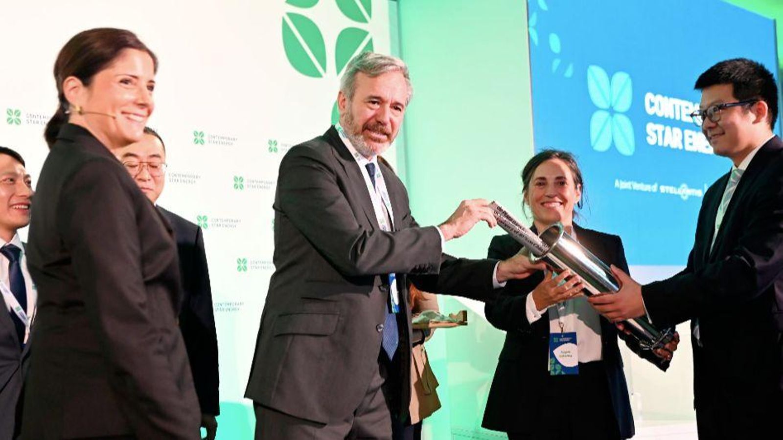 El presidente de Aragón, Jorge Azcón, durante la creación de la cápsula del tiempo que se integrará en los cimientos de la nueva gigafactoría.