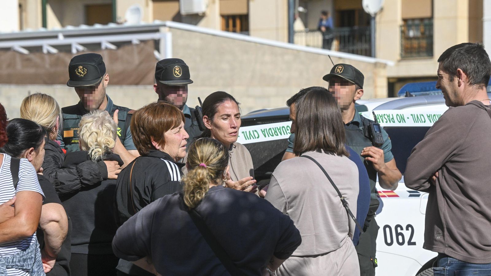 Varios vecinos, consternados, en el lugar de los hechos.