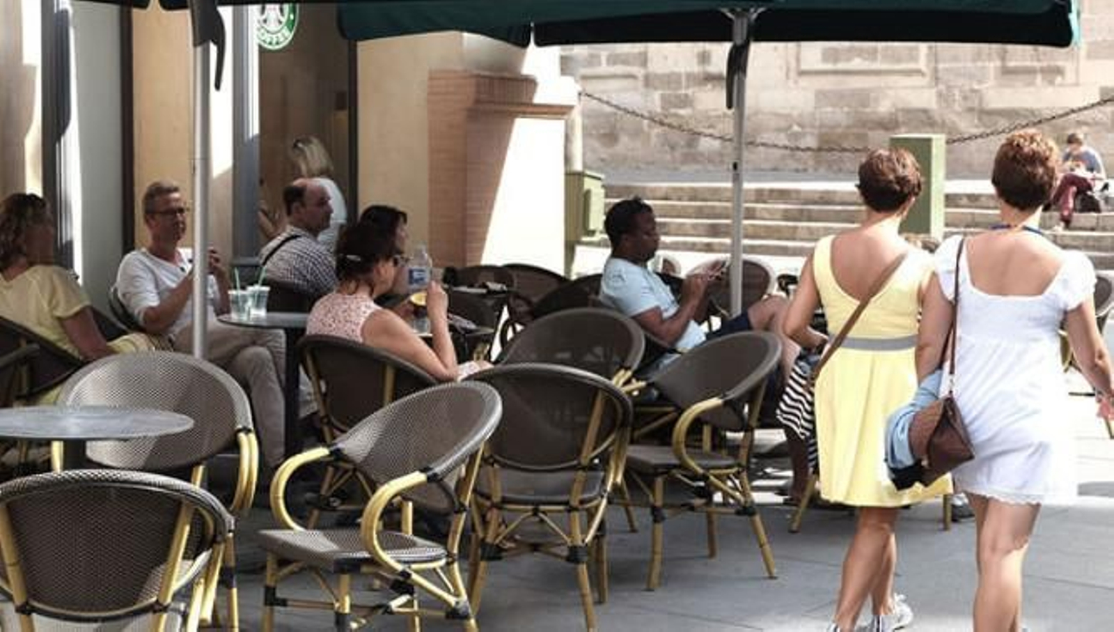 Una pareja pasa ante un velador en la Avenida.