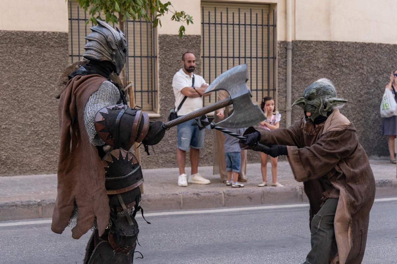 Pasacalles inaugural, fuegos artificiales e iluminación de la portada de feria y del recinto ferial de la Feria de San Bartolomé en Martos