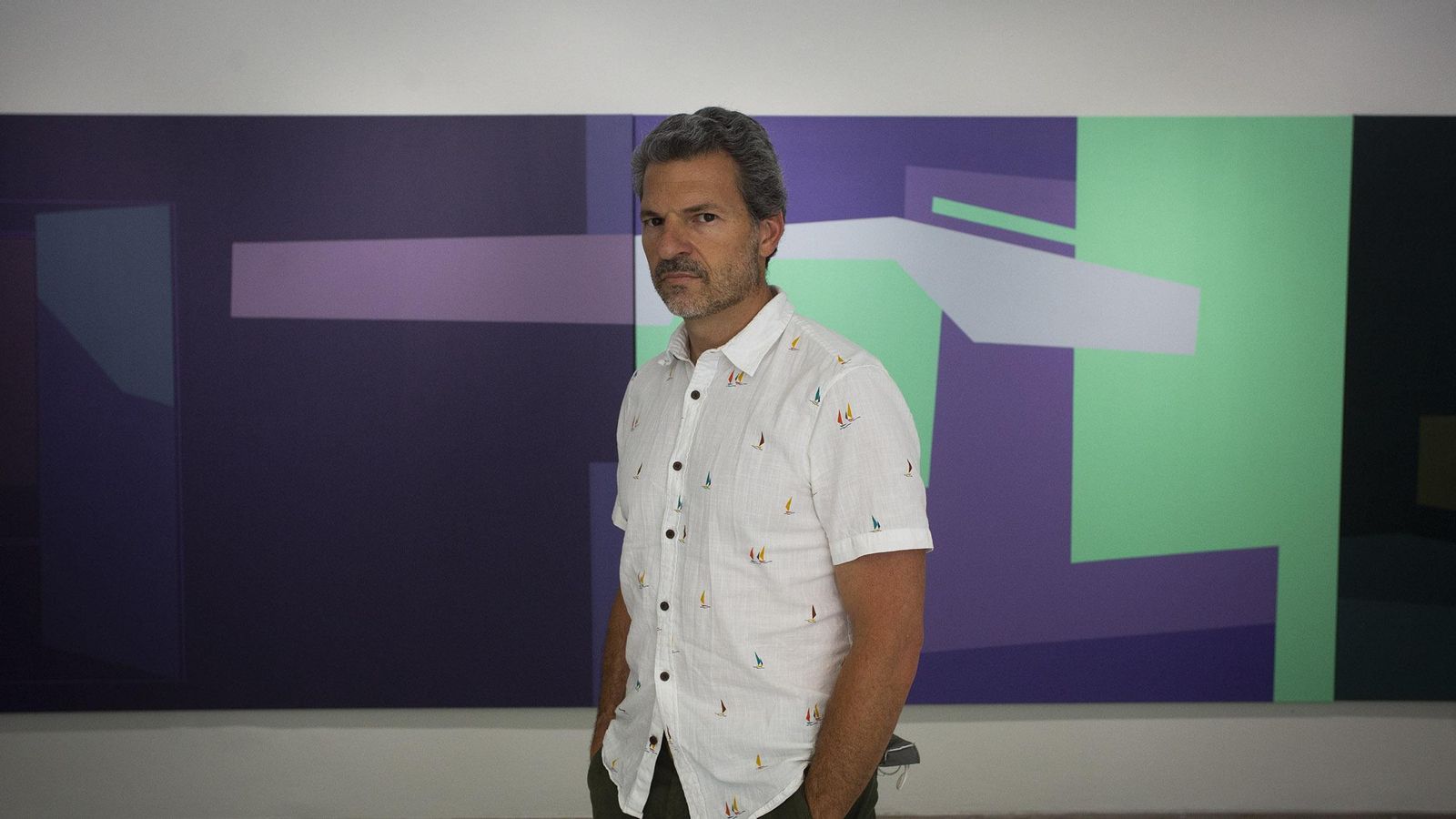 Primer plano del artista y la obra que da título a la muestra.