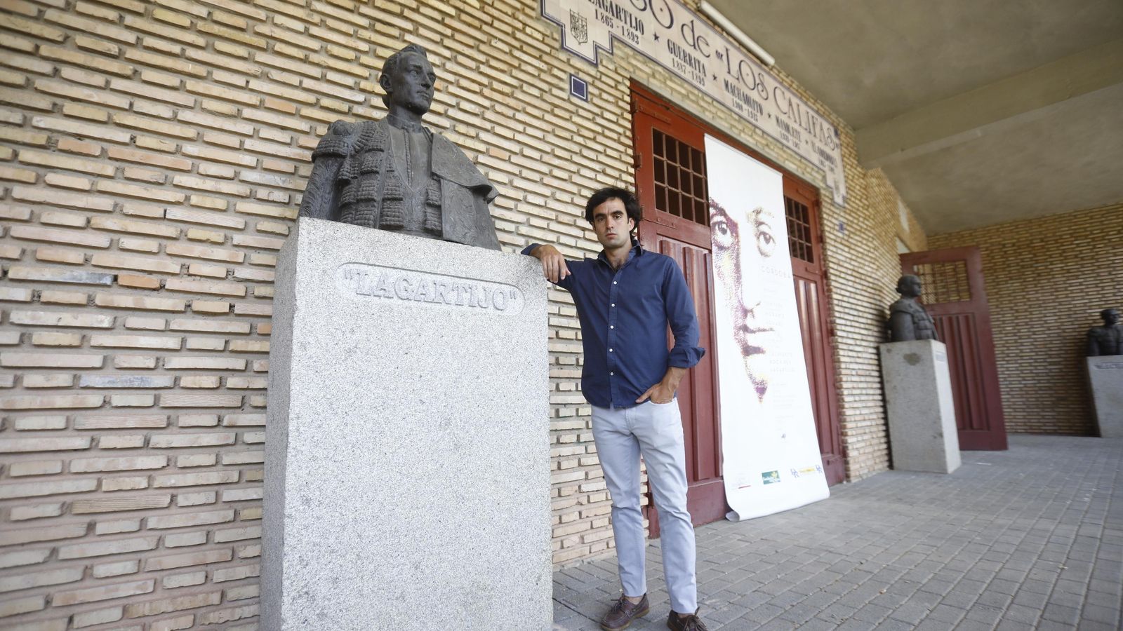 'Lagartijo' posa junto al busto de su antepasado, uno de los Califas del toreo cordobés.