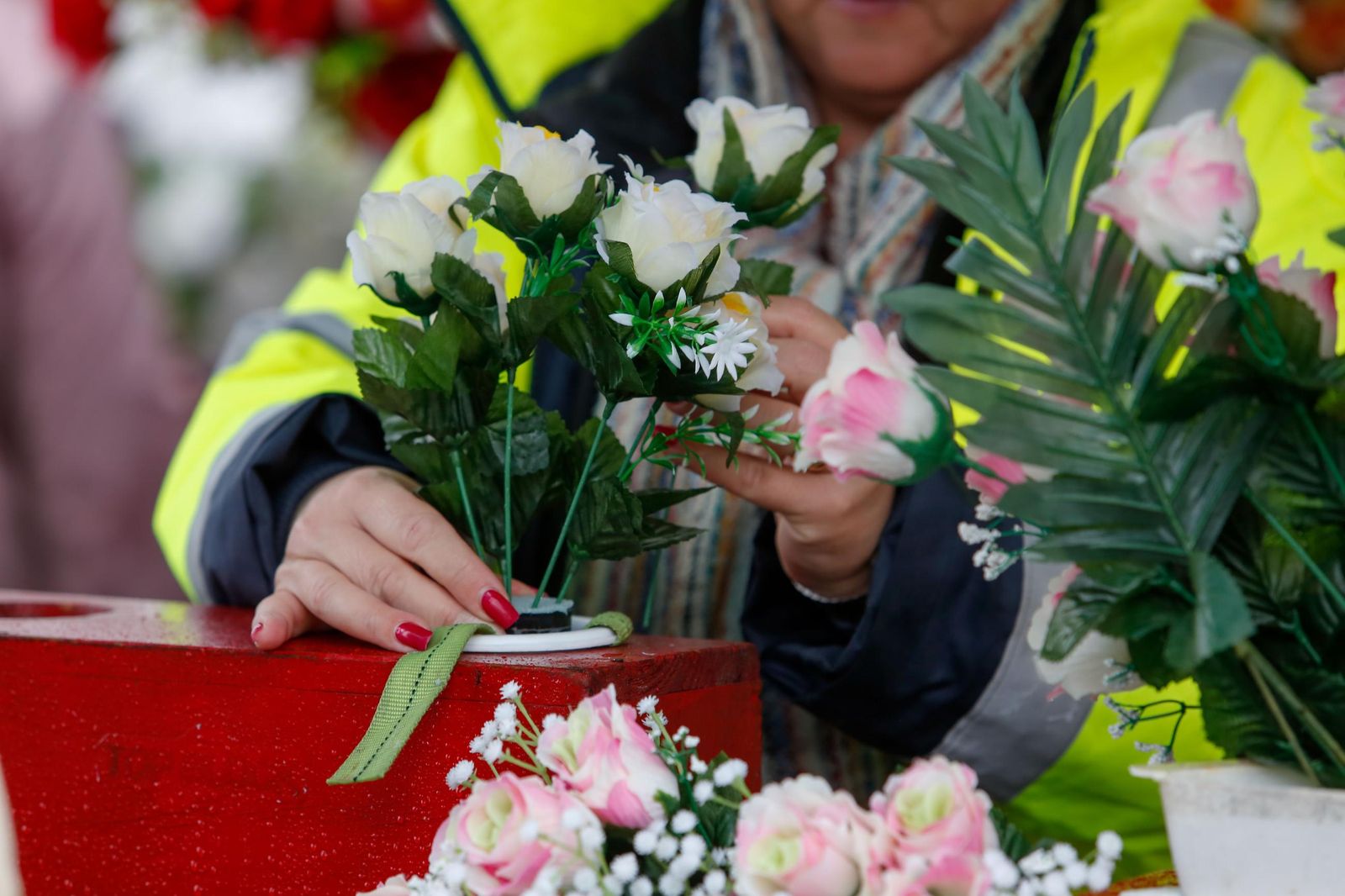 Fotos de los preparativos en el cementerio de La Línea por el Día de Todos los Santos