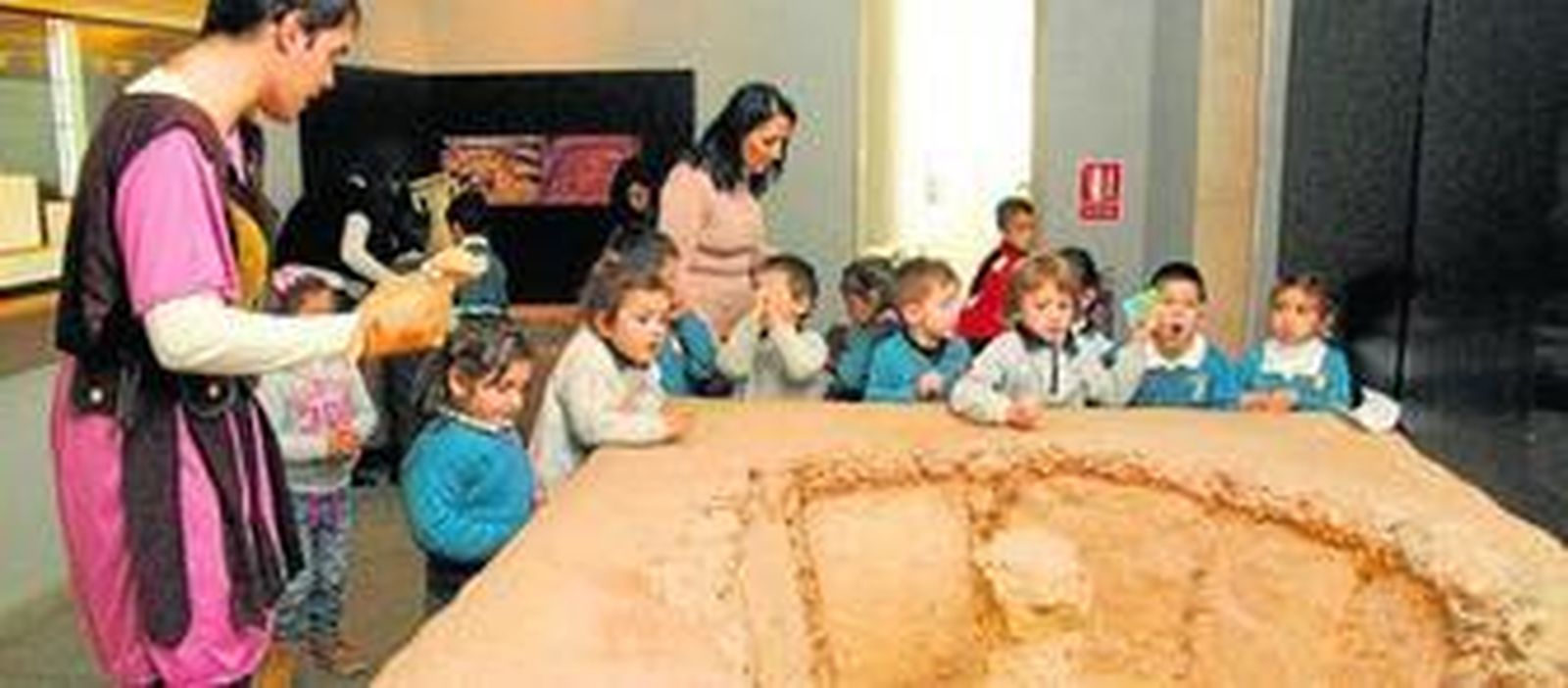 Un grupo de alumnos atiende a una de las explicaciones en la visita al Museo Histórico Municipal.