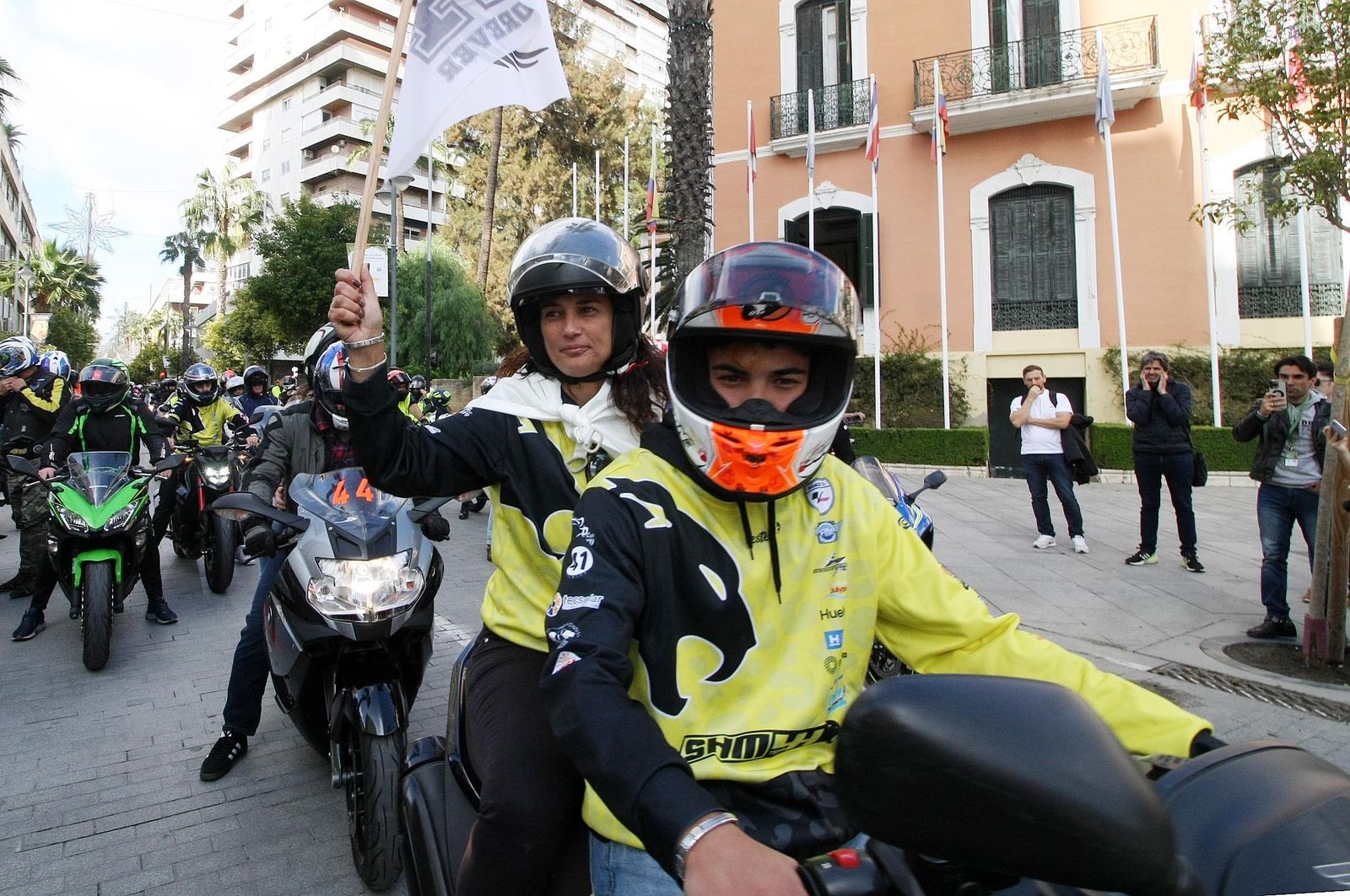 Imágenes de la concentración motera en memoria de Hugo Millán por las calles de Huelva