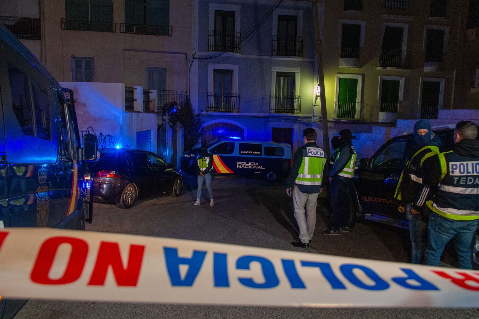 Dispositivo policial durante un registro efectuado ayer en Lanjarón.