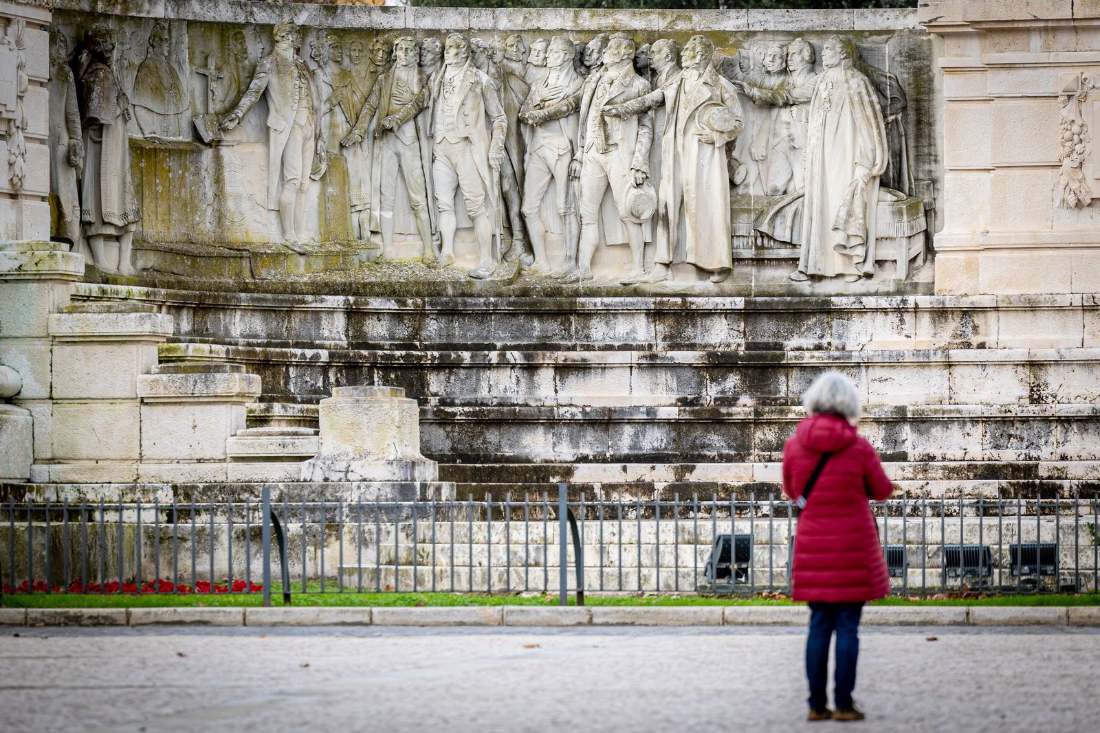 Las imágenes del mal estado de la Plaza de España en Cádiz