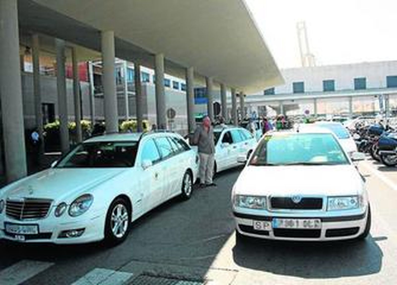 A la izquierda los taxis aparcados en su parada y a la derecha los que impedían la circulación.