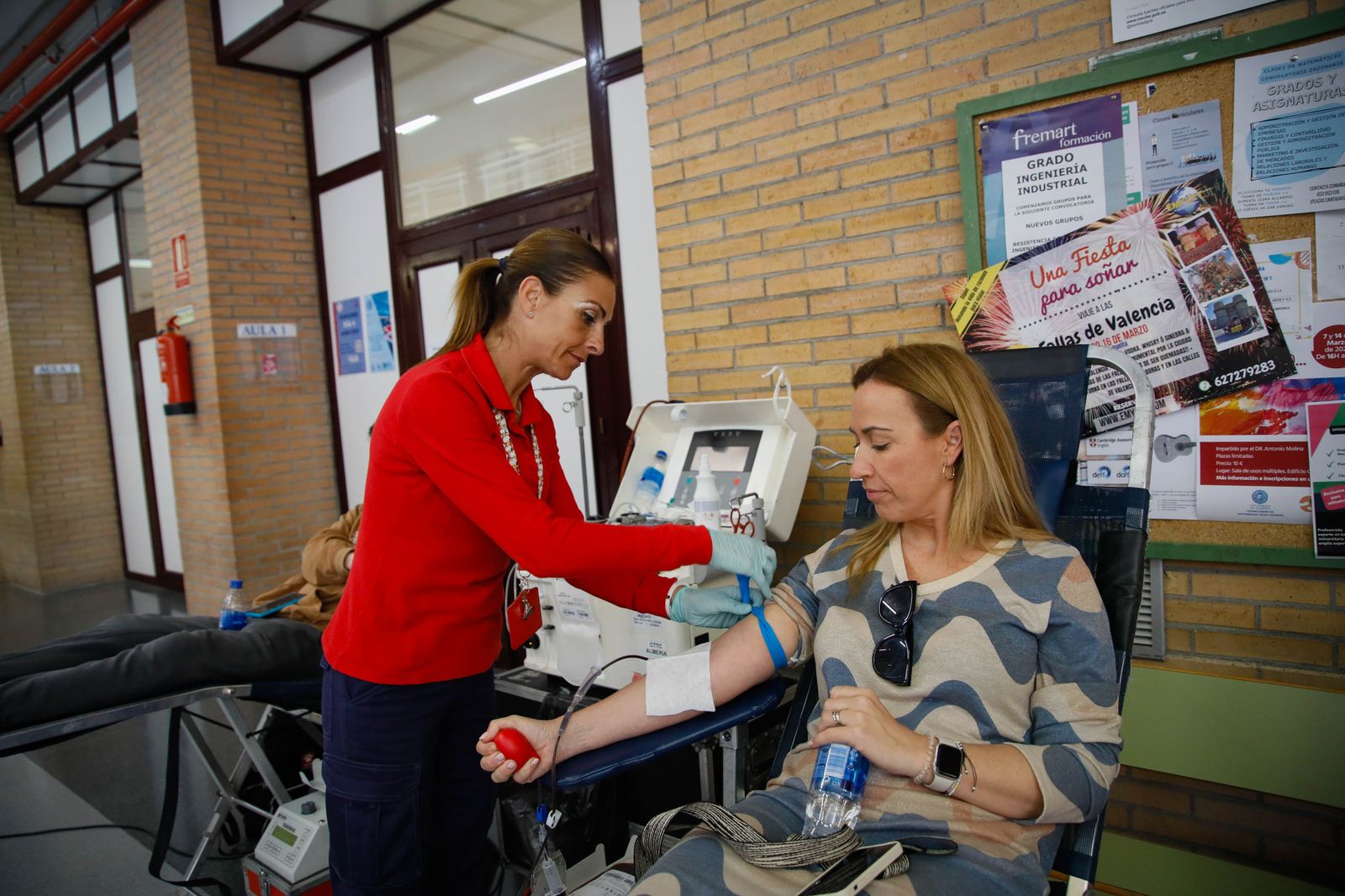 Juan de la Cruz Belmonte y Aref Laarej en la colecta de sangre de la UAL