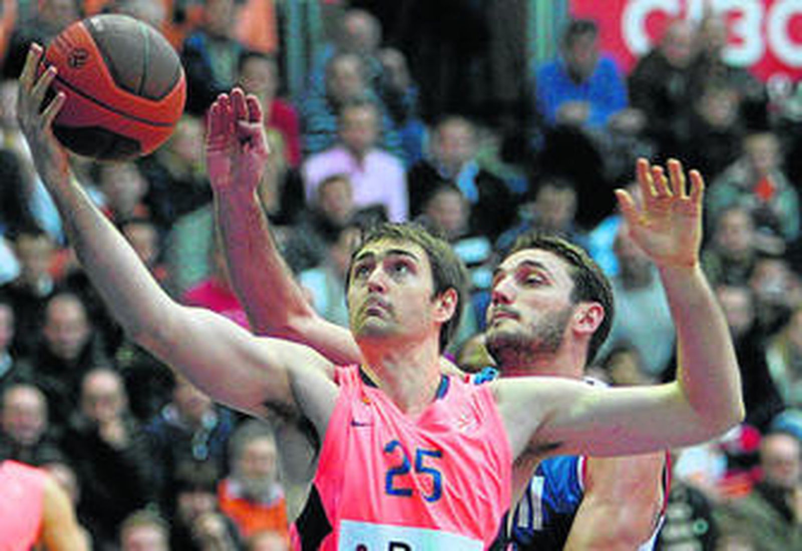 Erazem Lorbek intenta encestar ante un jugador de la Cibona en un partido de la presente Euroliga.
