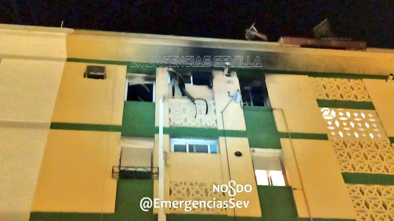 Las llamas afectaron a la fachada del piso situado en la cuarta planta.