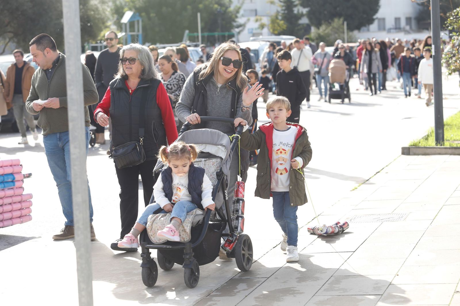 Búscate en las fotos del arrastre de latas 2026 en Los Barrios