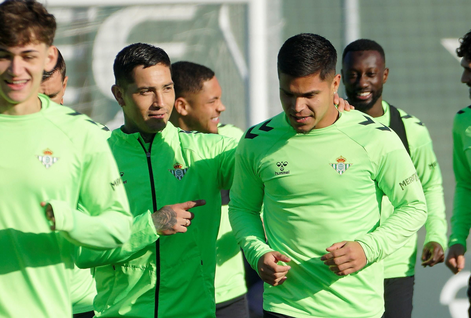 El Chimy Ávila bromea con el Cucho Hernández en un entrenamiento reciente en la ciudad deportiva de Los Bermejales. El Chimy Ávila bromea con el Cucho Hernández en un entrenamiento reciente en la ciudad deportiva de Los Bermejales.
