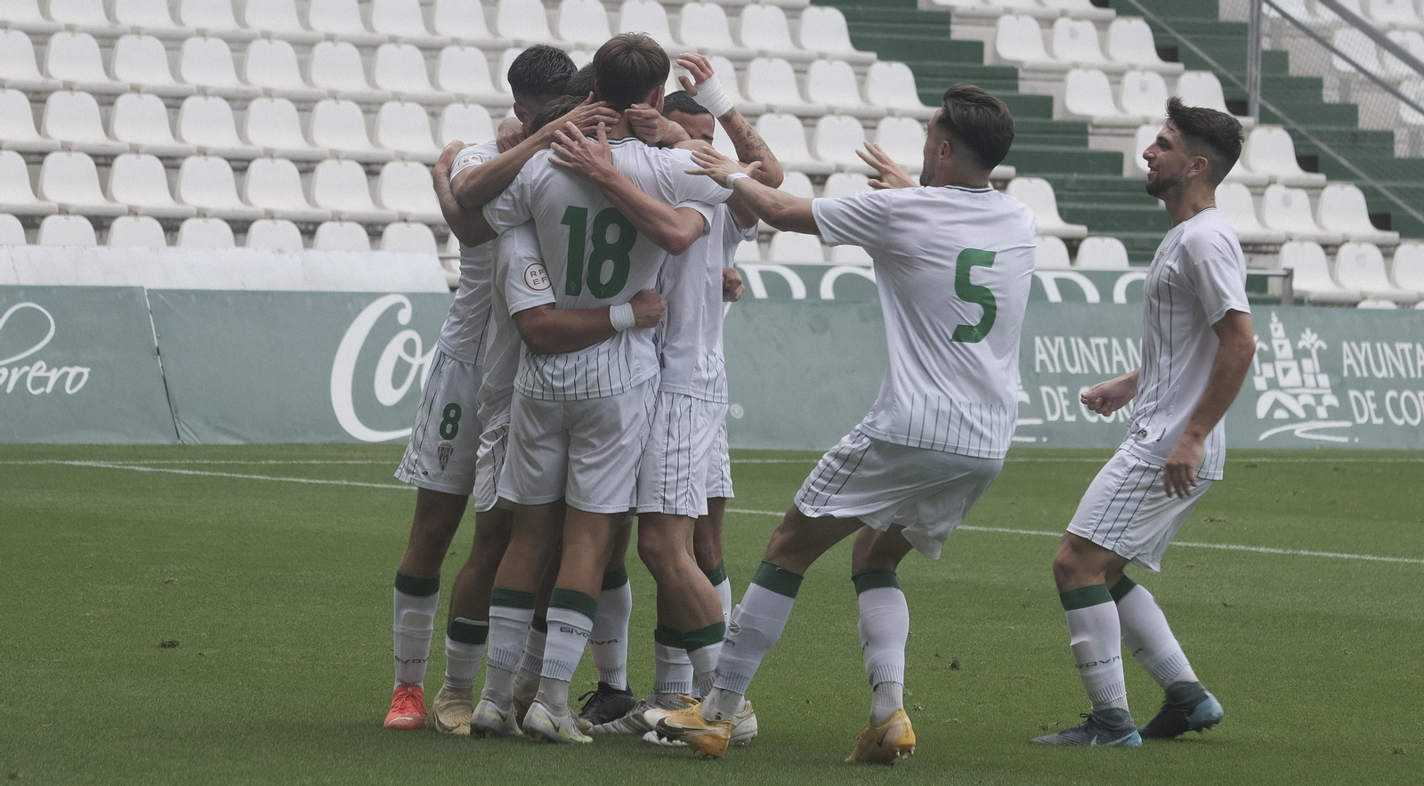Los jugadores del Córdoba B celebran su gol al Salerm.