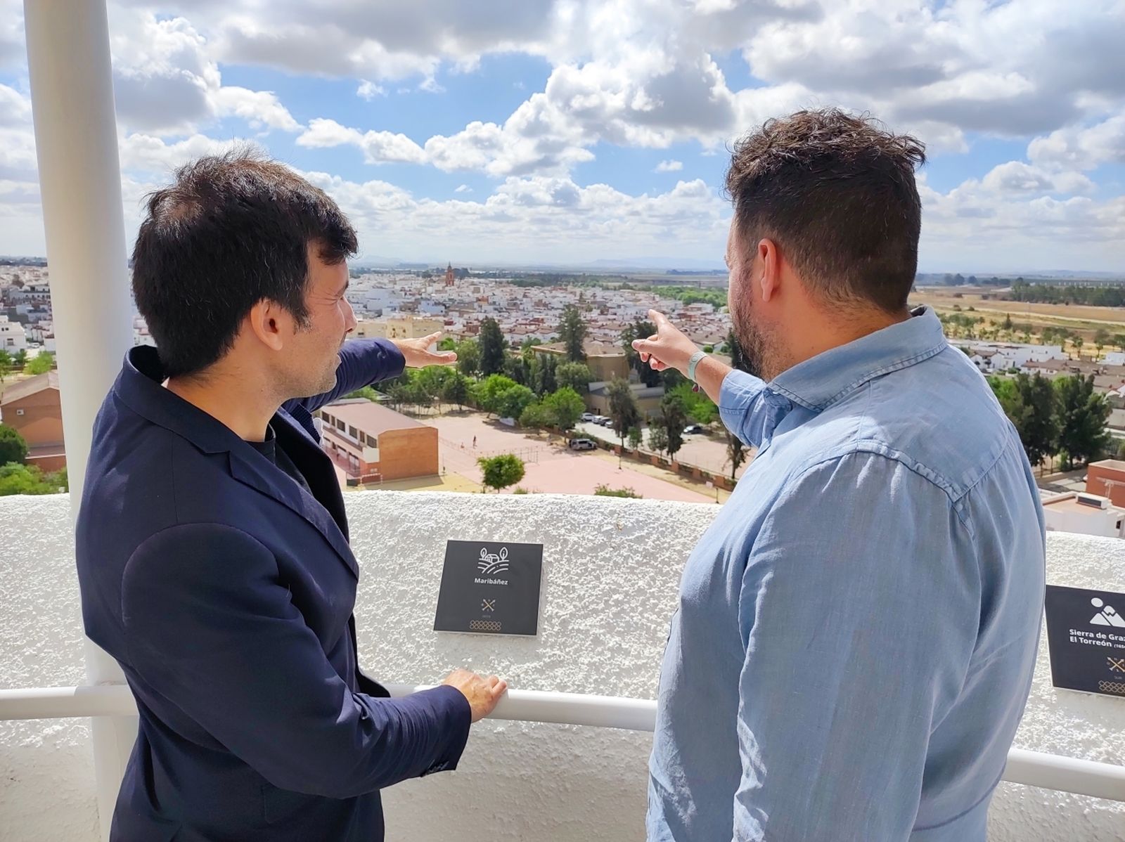 El delegado de Turismo, Juan Manuel Bernal Cecilia, junto con Domingo Caballero en la Torre del Agua de Los Palacios.