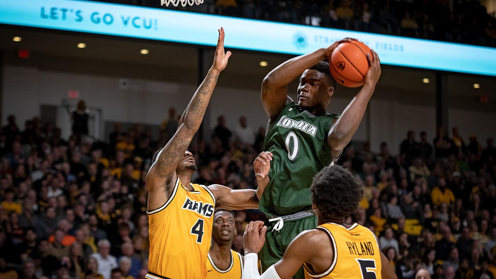 Golden Dike coge un rebote en un partido de la NCAA.