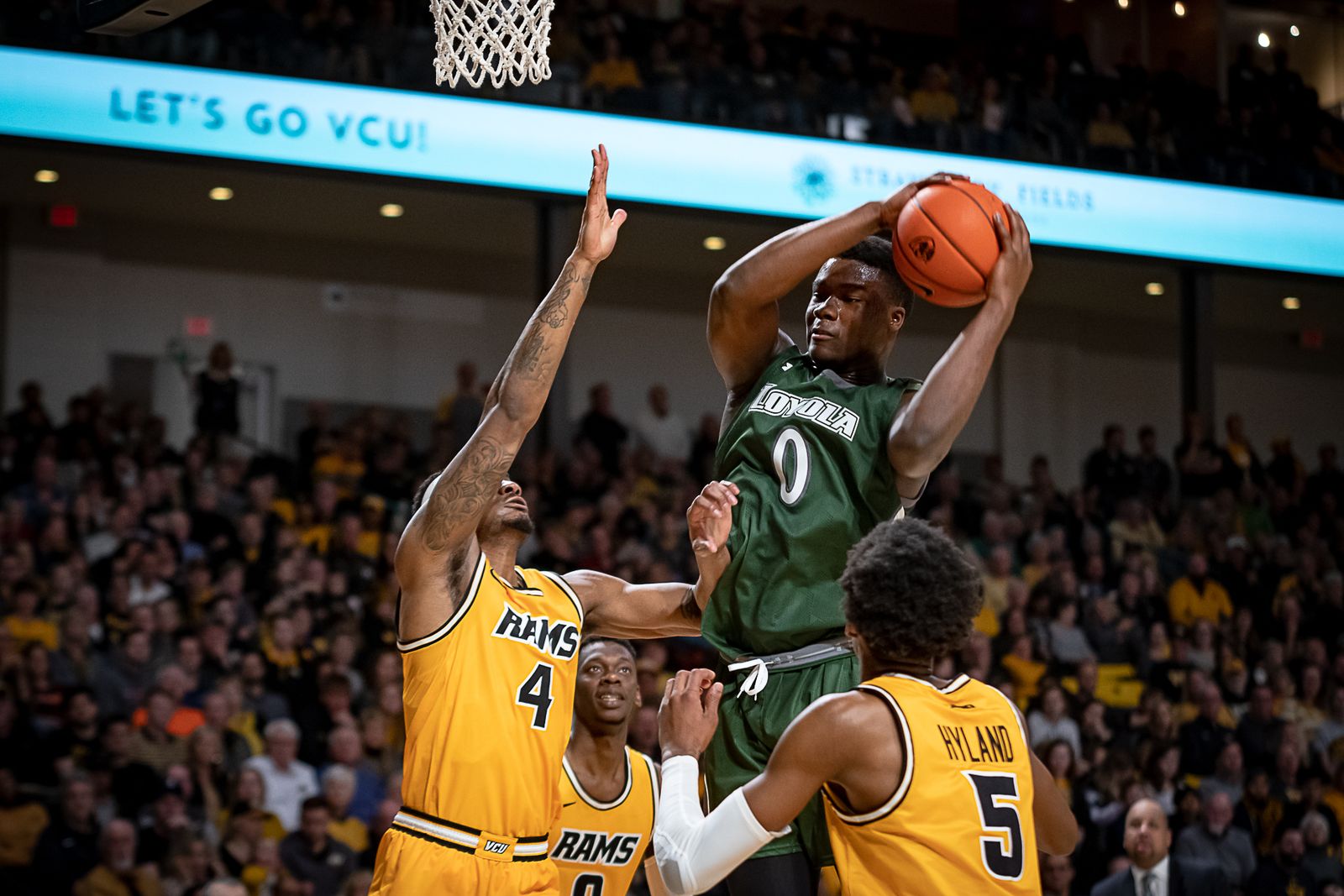 Golden Dike coge un rebote en un partido de la NCAA.