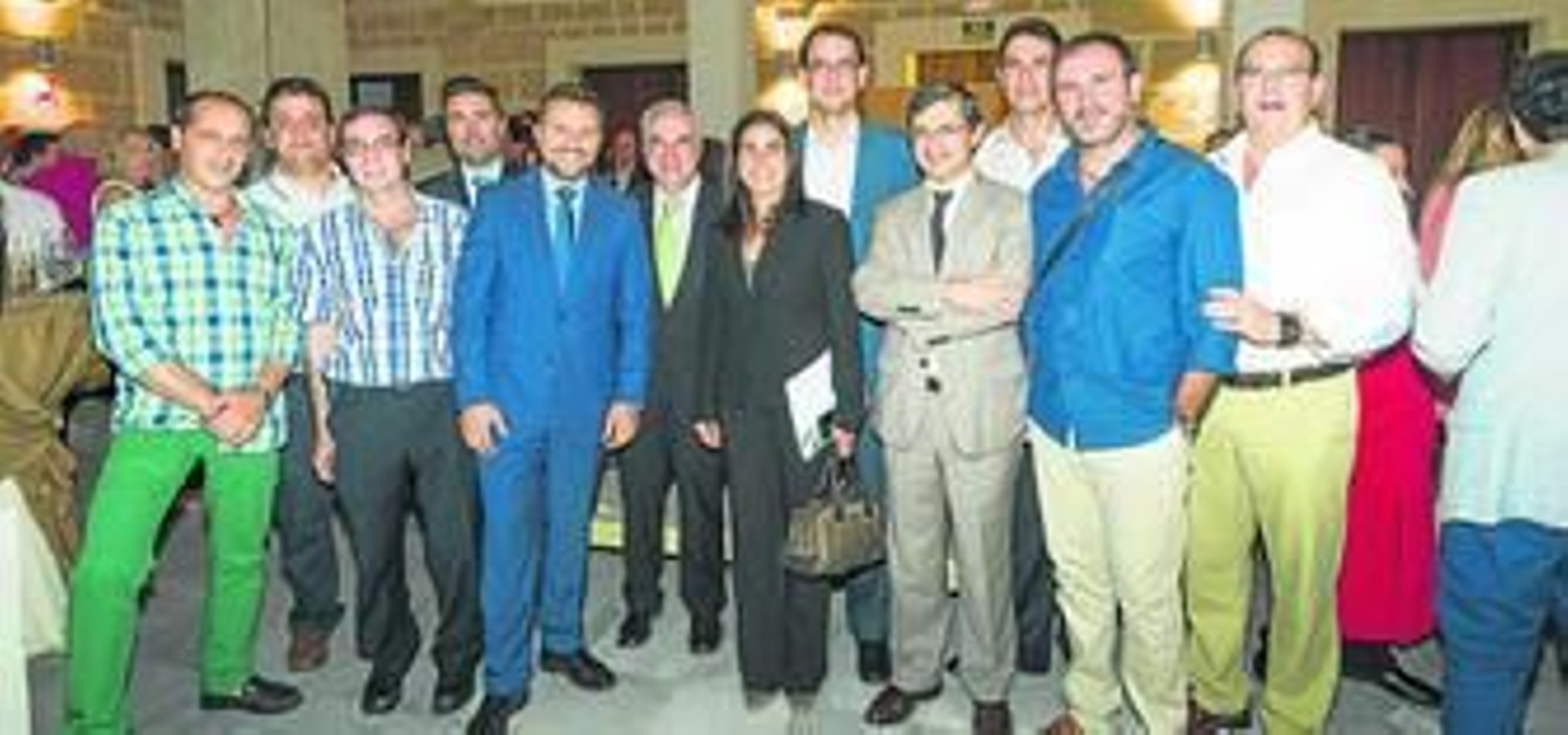 Los directivos y empleados de Telefónica Juan José Herranz, Manuel Rodado, Diego Rueda, Tomás Portillo, Jerónimo Palos, Francisco Vázquez, Pepe Monzón, José Luis Segura, Pedro Berro y Miguel Ángel Alonso posan con la directora general del Territorio Sur de Telefónica, María Jesús Almazor, que aparece en el centro de la imagen.