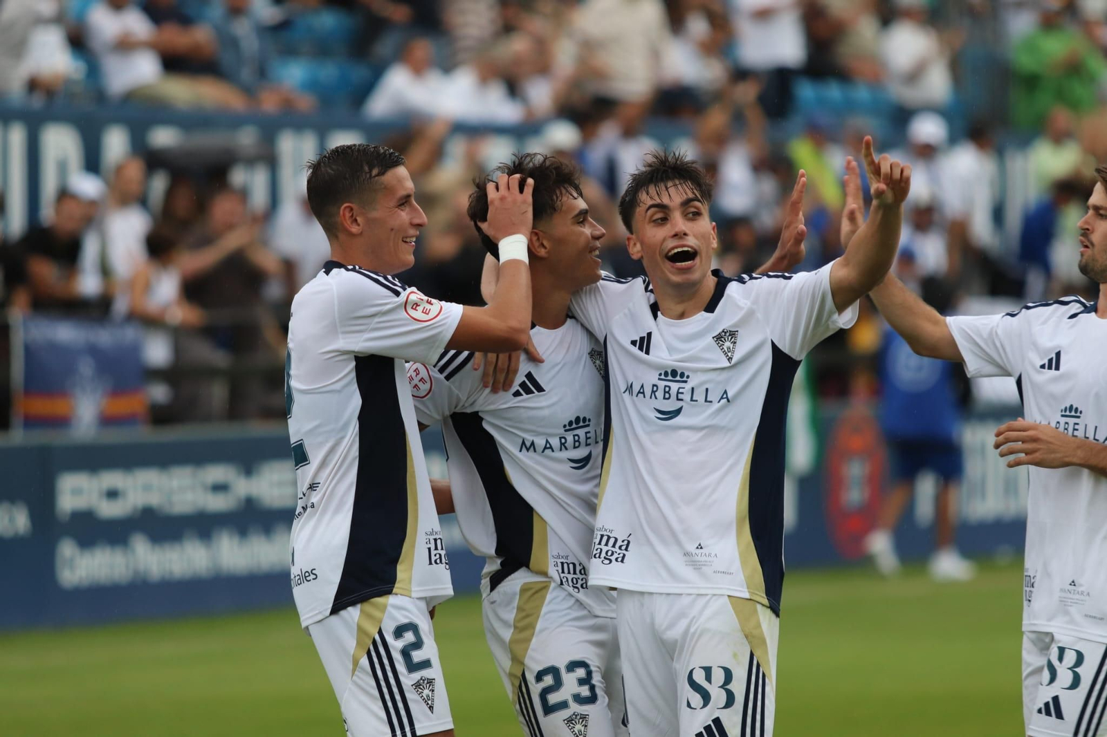 Los jugadores del Marbella celebran con Marcos Peña el único gol del almeriense con el conjunto malagueño.