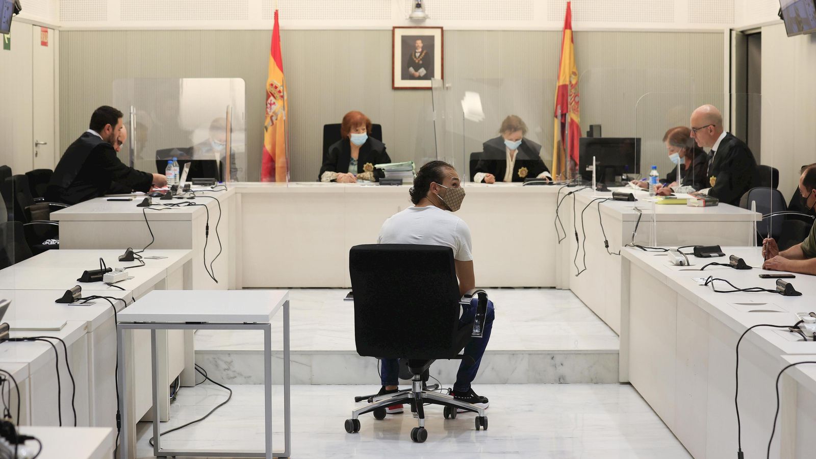 Mohamed  Akaarir  (c) comparece ante la sala de la Audiencia Nacional .