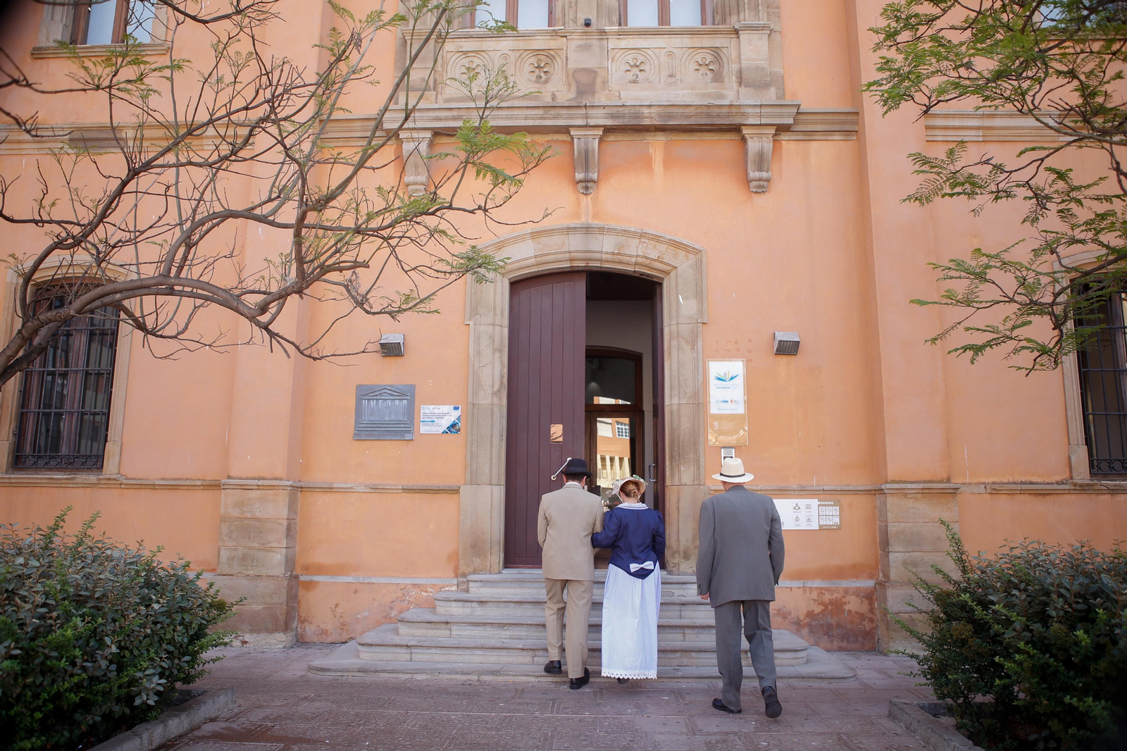 Los personajes de la novela Ulises de James Joyce pasean por La Línea, en imágenes