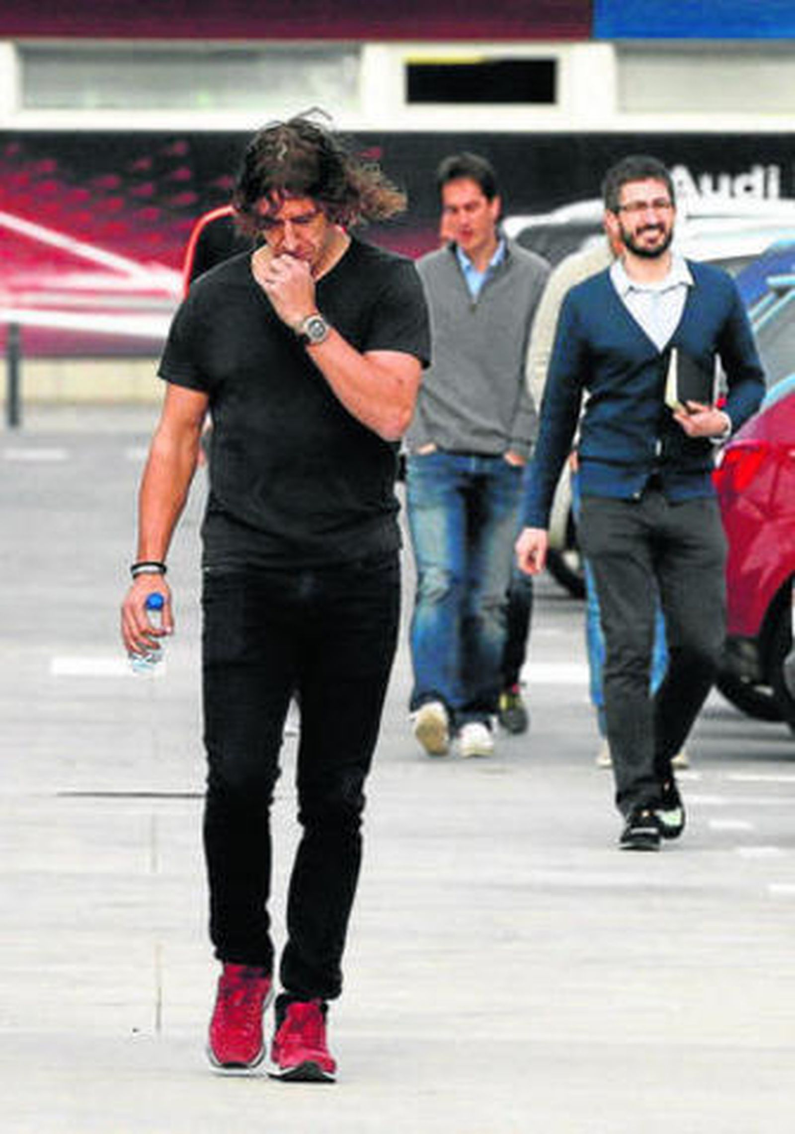 Puyol se dirige cabizbajo hacia la sala de prensa del Camp Nou.