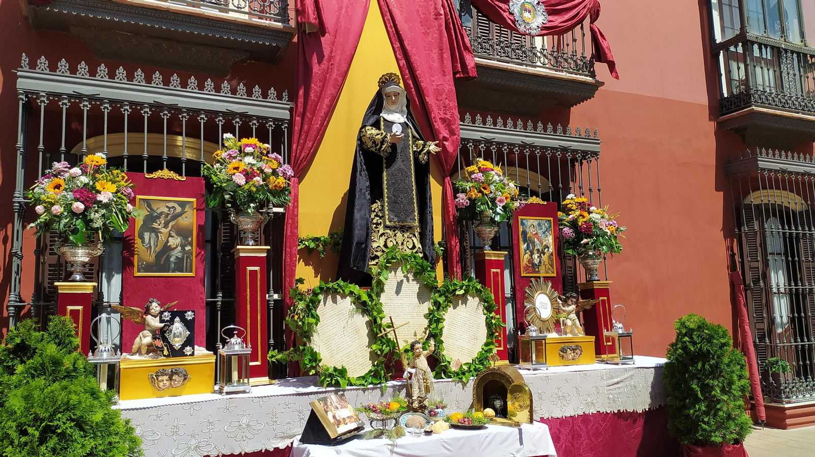Altares y alfombras para el Corpus Christi en San Fernando