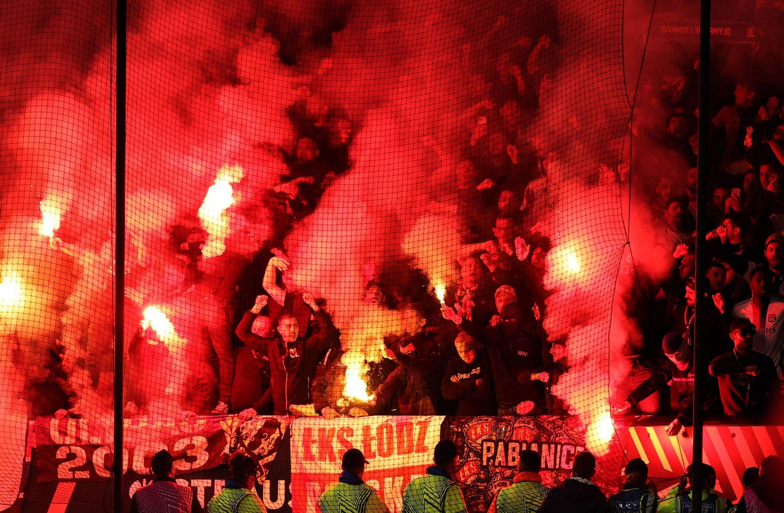 Ultras del Lyon en una visita a Old Trafford la temporada pasada. Ultras del Lyon en una visita a Old Trafford la temporada pasada.