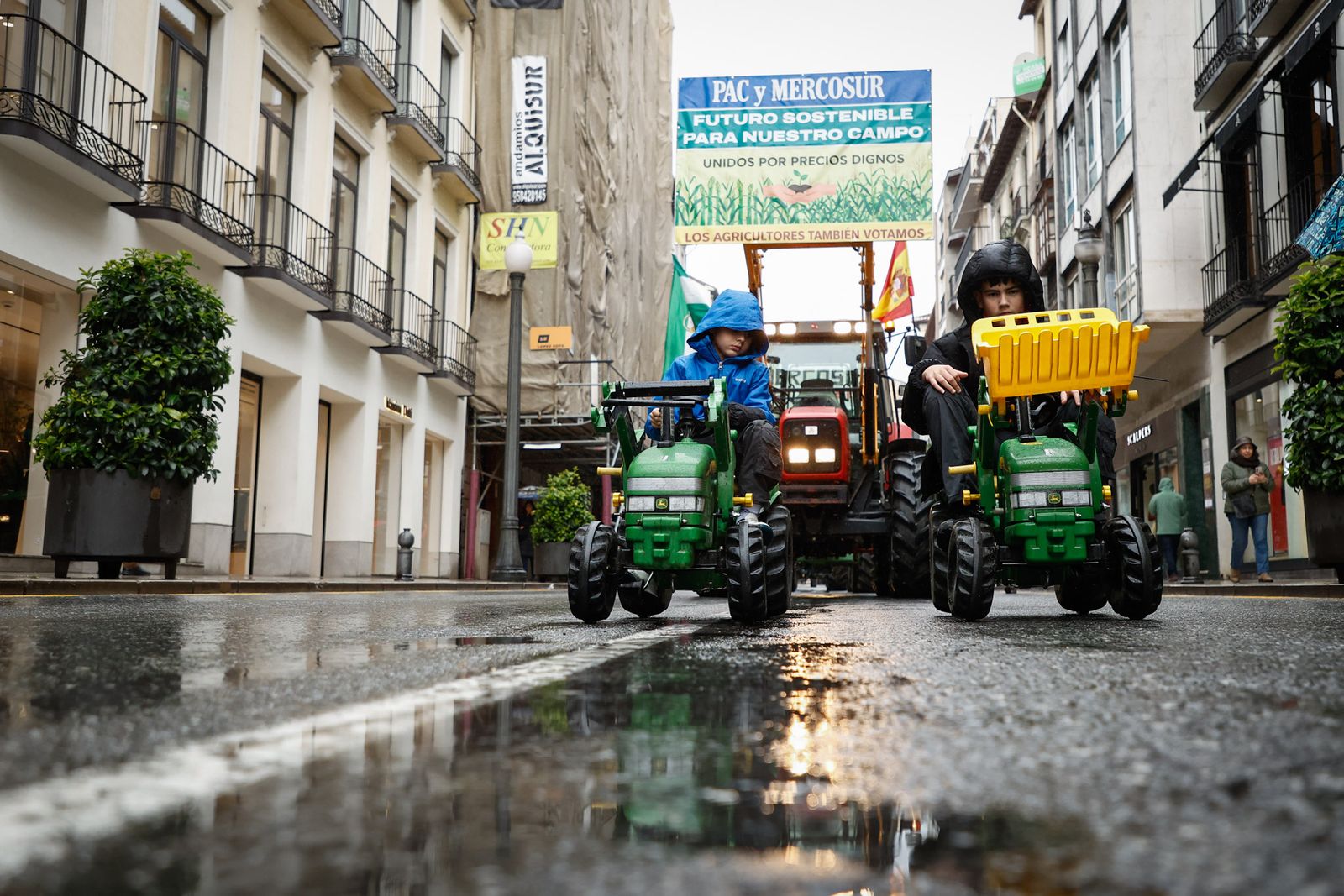 Las mejores imágenes de la tractorada que ha paralizado Granada bajo la lluvia