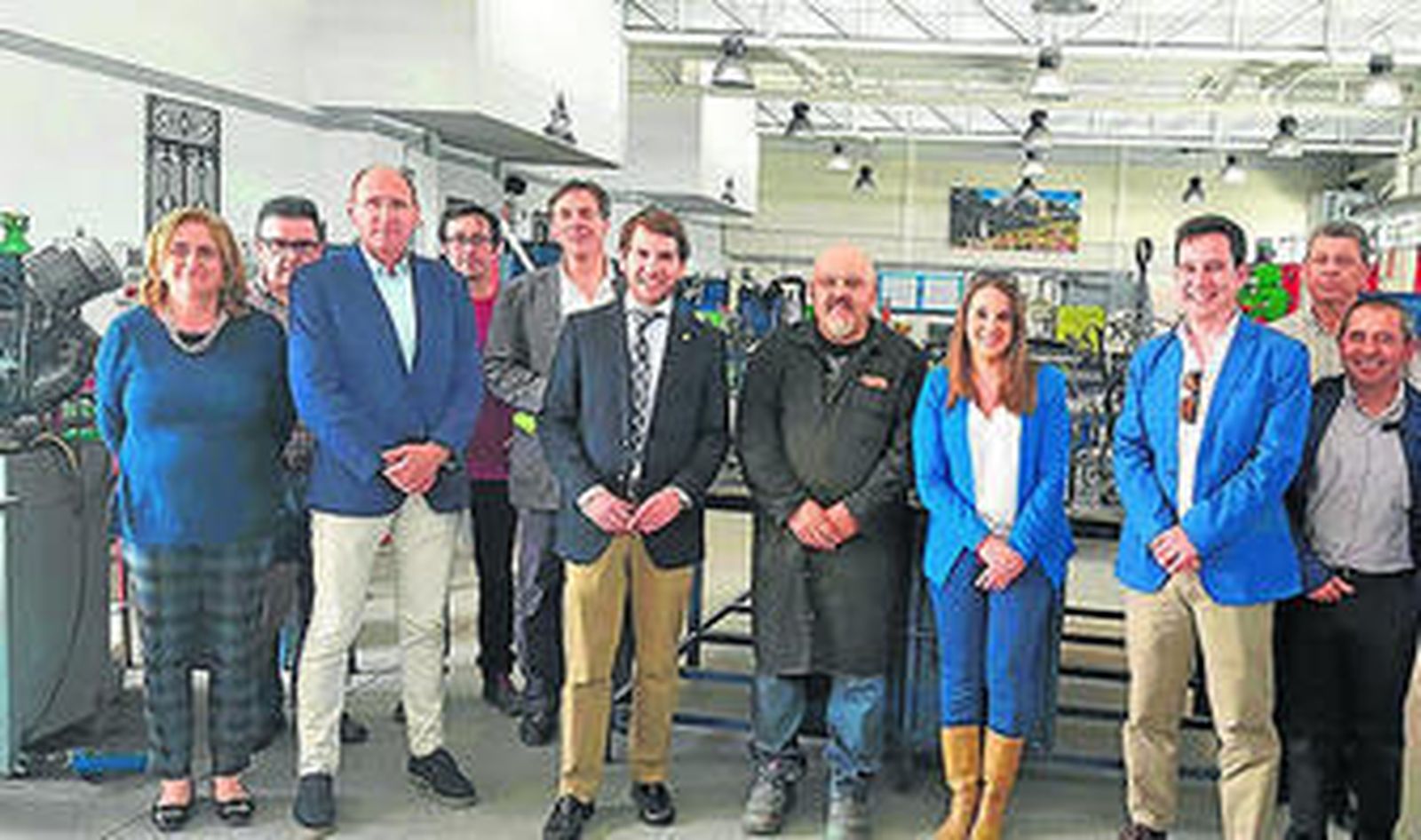 Fernando Priego y Esther Ruiz, en el centro, durante su visita a las instalaciones del Ifapa.