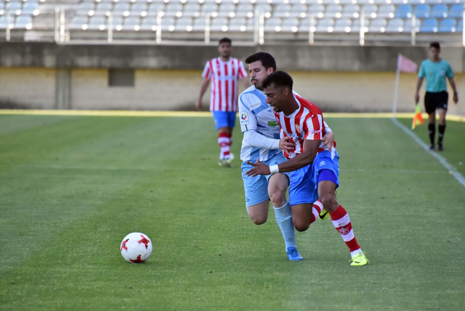 Pablo de Castro trata de marcharse de un jugador del Ciudad de Lucena.