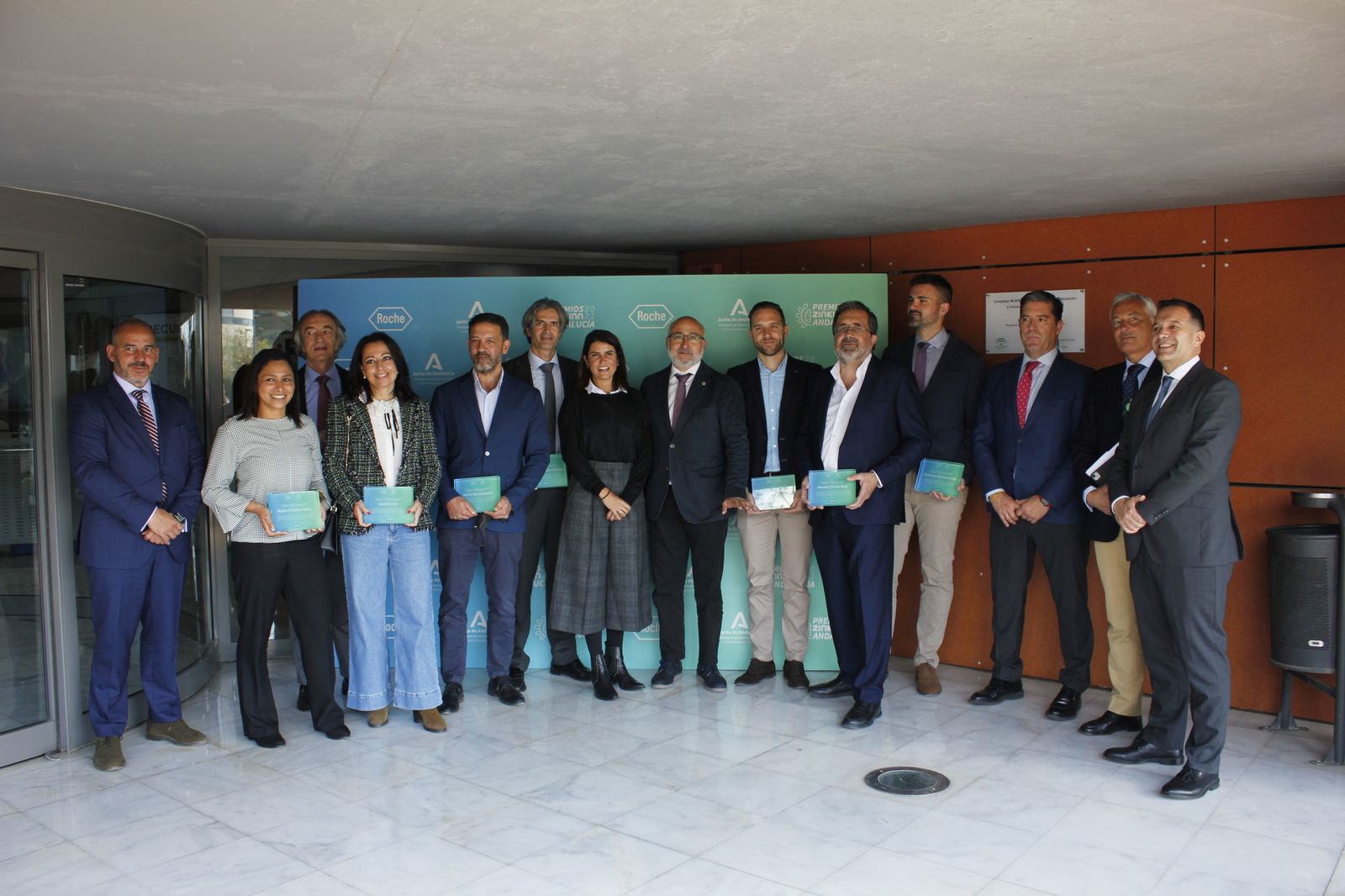 Los siete premiados posan junto a representantes de la Consejería de Salud y Roche Farma.