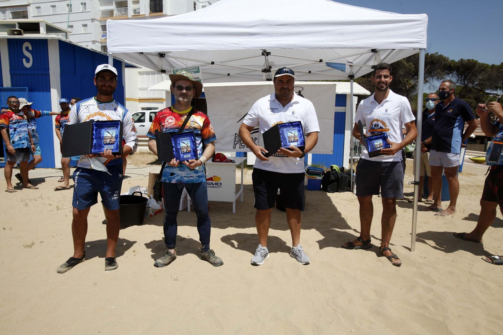 Los cuatro ganadores del campeonato posan con sus trofeos en la Playa Central de Isla Cristina